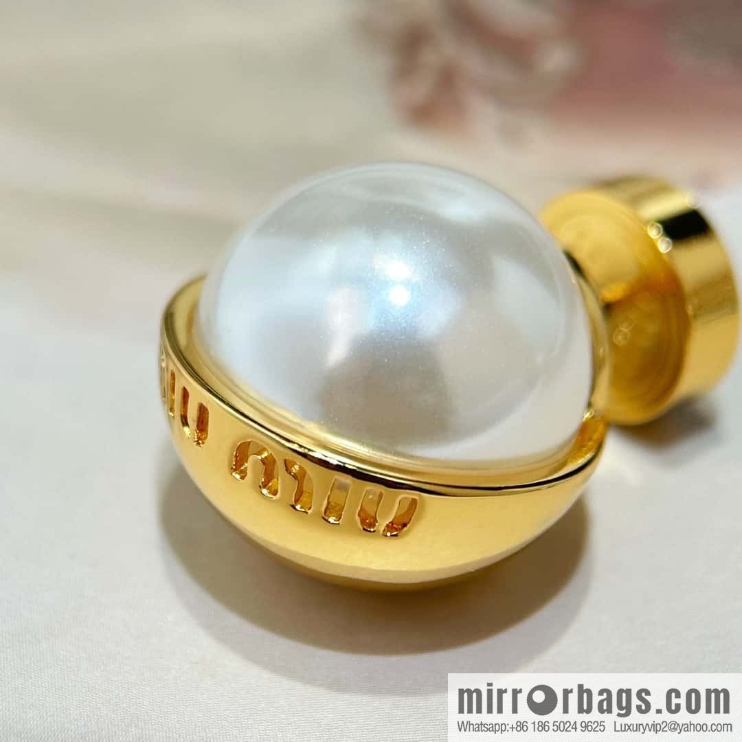 MIU MIU Miu Miu pearl smooth stud earrings