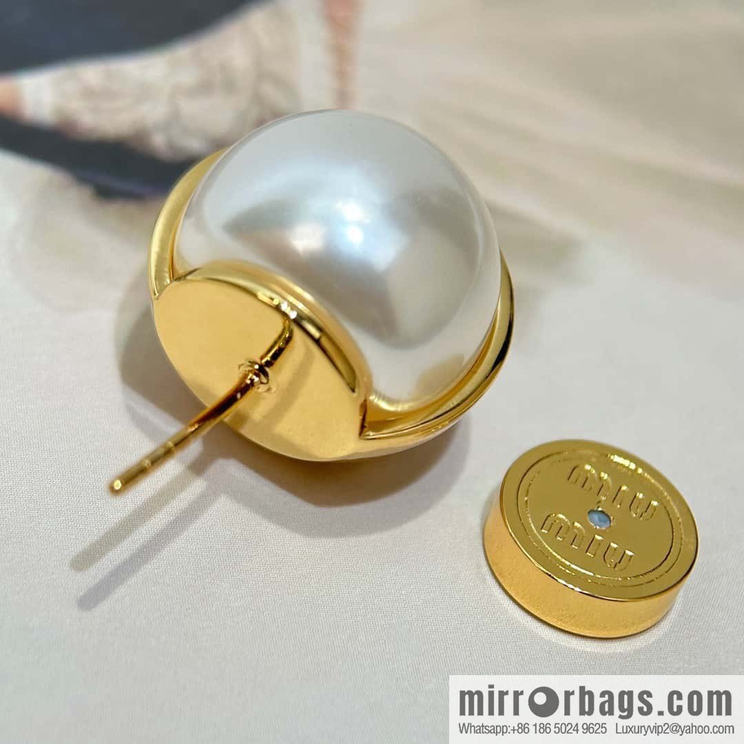 MIU MIU Miu Miu pearl smooth stud earrings