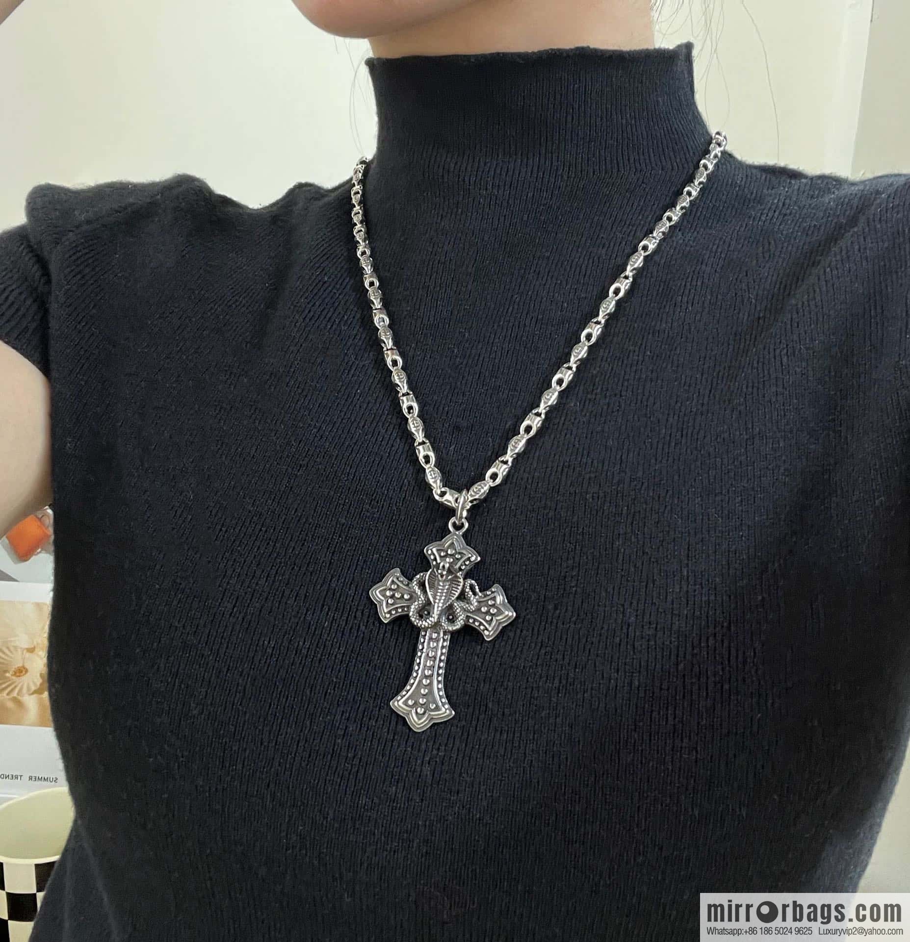 New Gucci Gucci Cross Snake Necklace