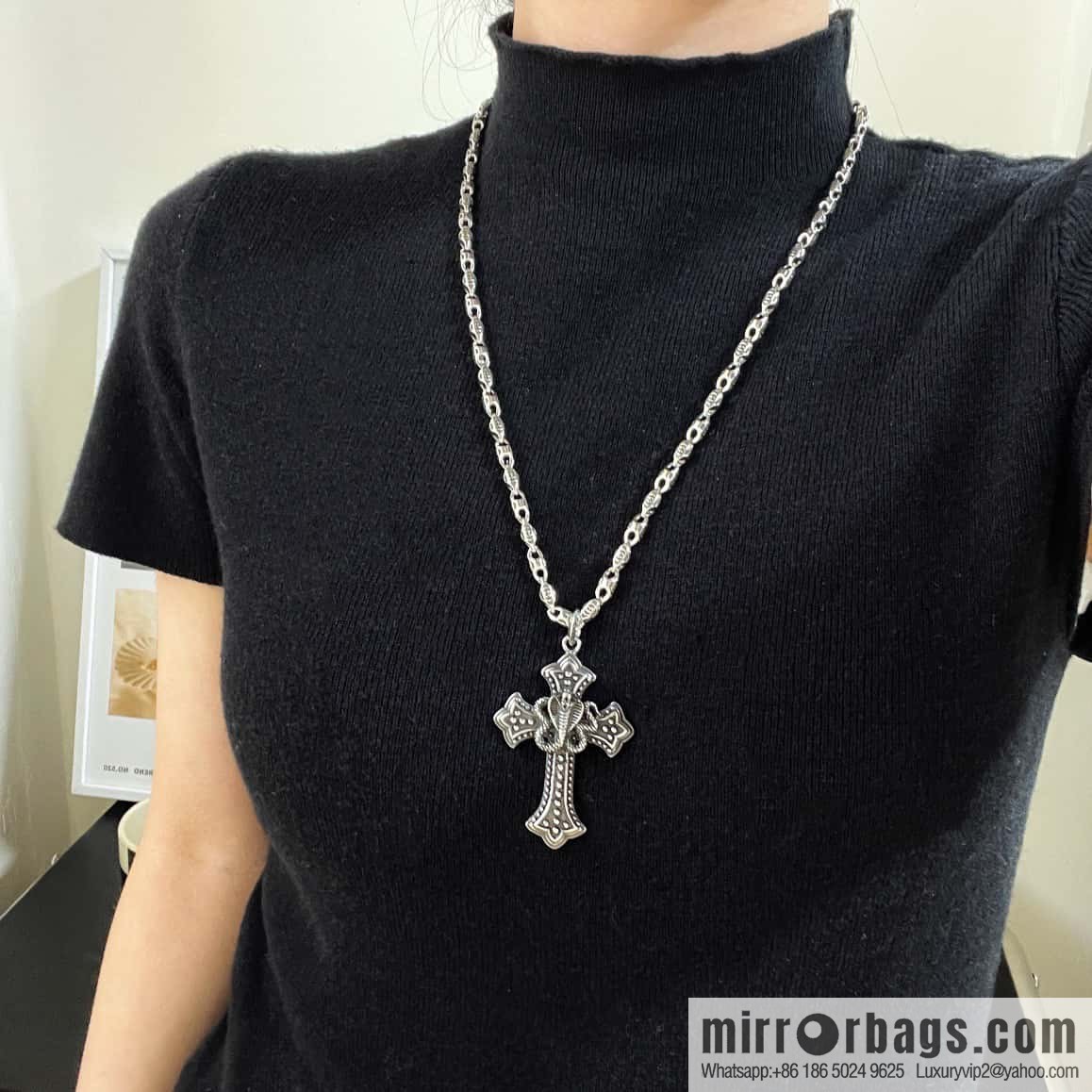 New Gucci Gucci Cross Snake Necklace