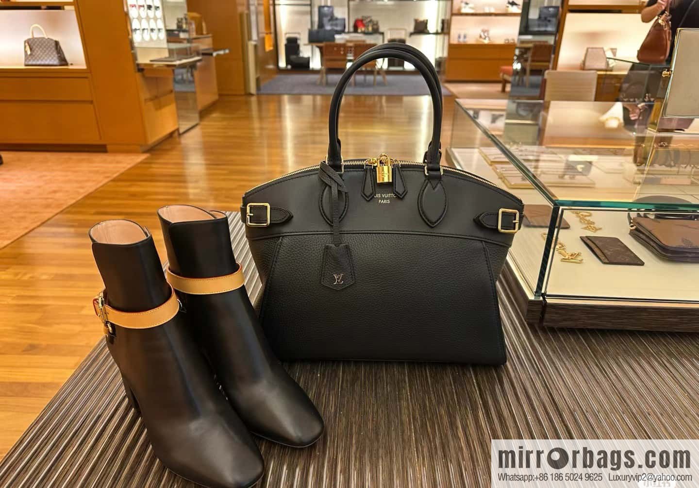 [Boutique‑grade] M22914 black full leather portable women's bag series Lock It MM handbag M22914 22925 22927 23061 Ays Lock It MM bag