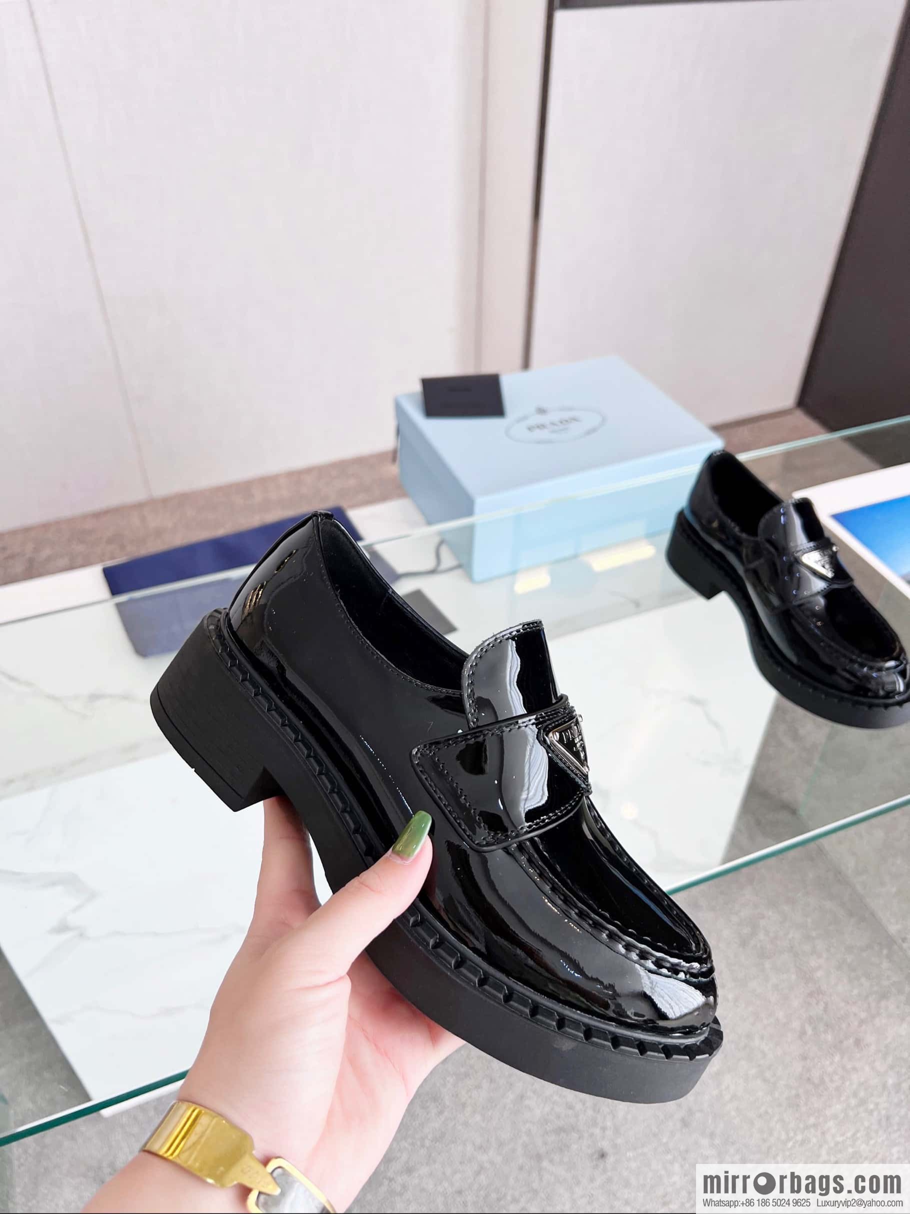🐰🐰PRADA ² ² ² 3 Prada spring and summer new products Qiao Xin, Cheng Xiao, Liu Lingzi same round head triangular buckle (Mary Jane single shoes) loafers