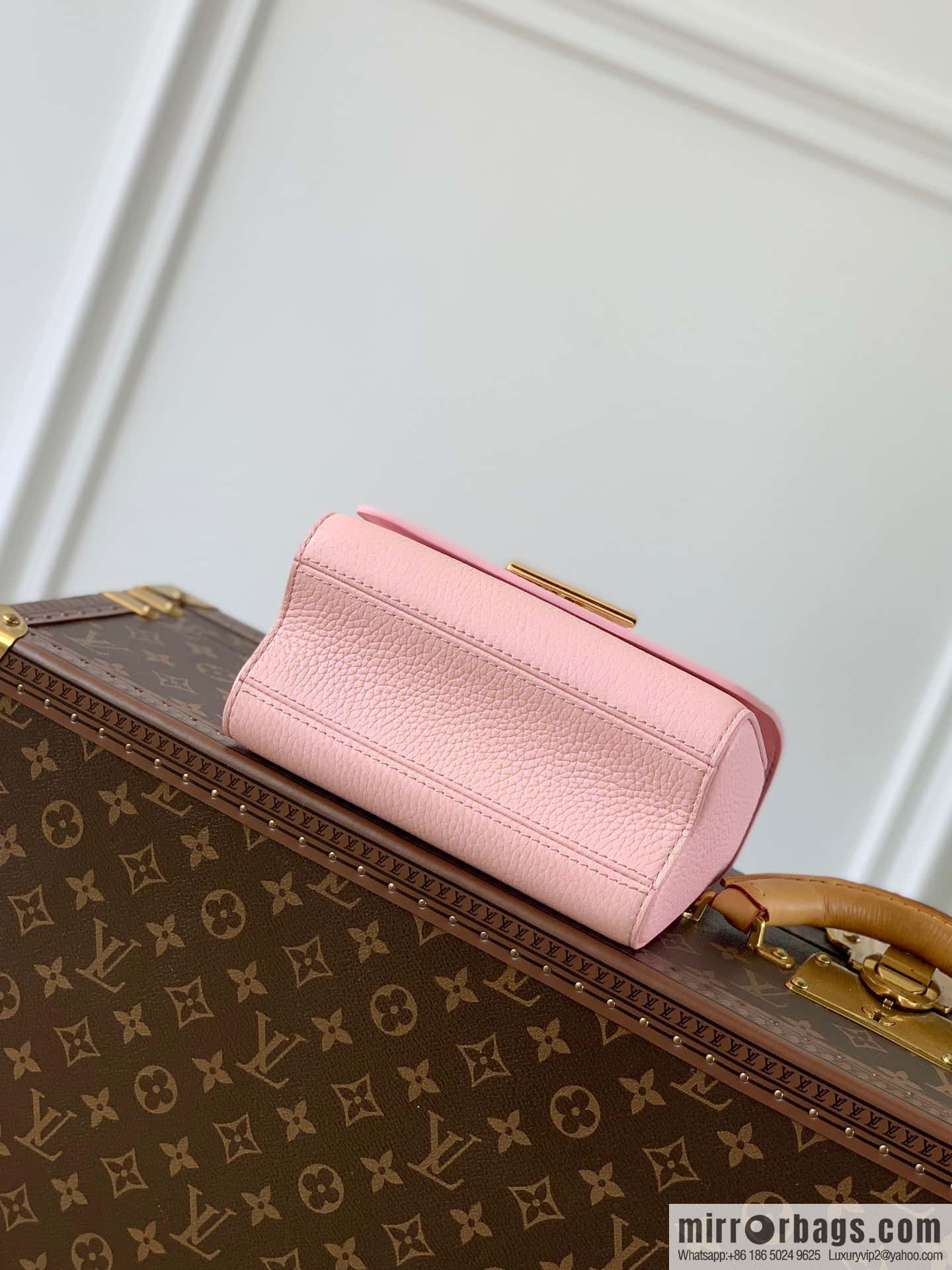 M20699 TWIST Small Handbag