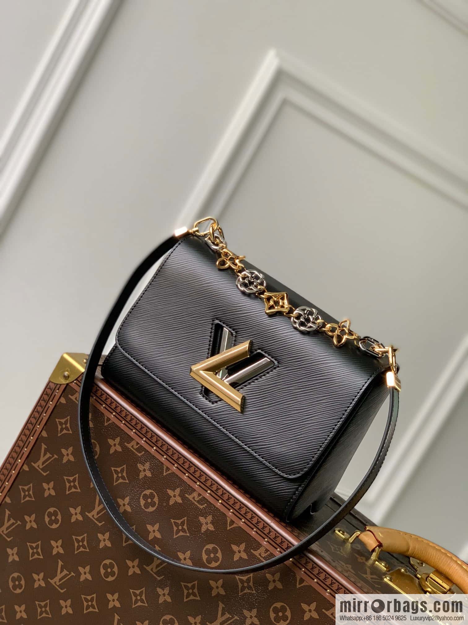 M22773 TWIST medium handbag