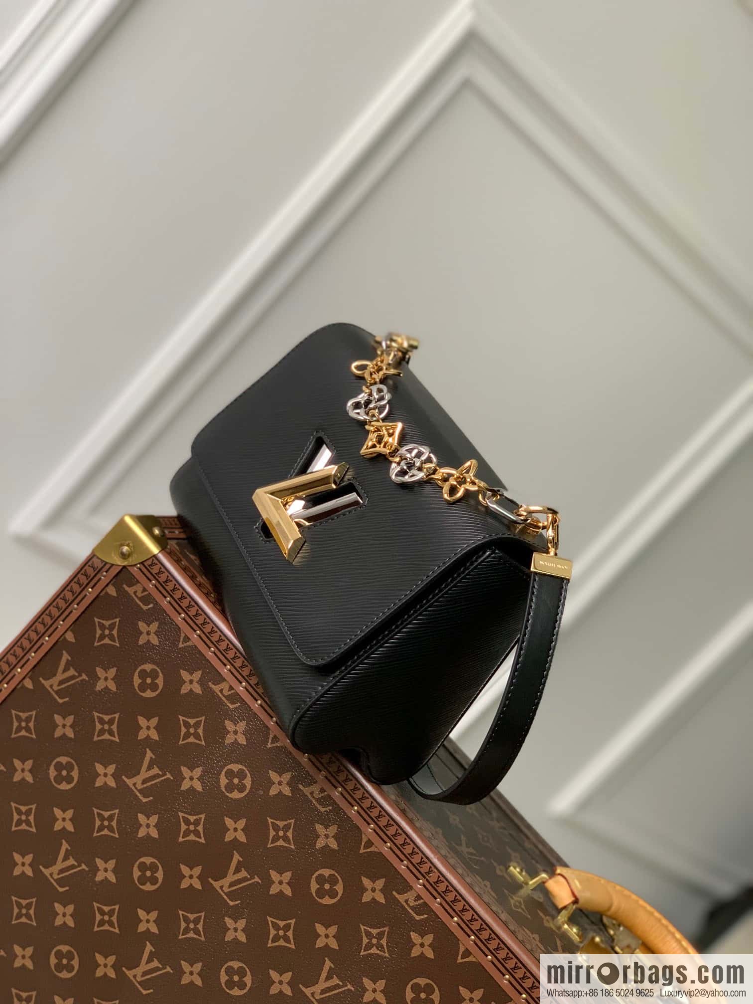 M22773 TWIST medium handbag