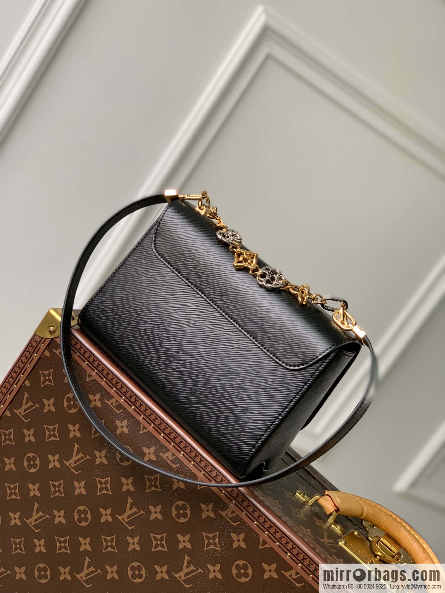M22773 TWIST medium handbag