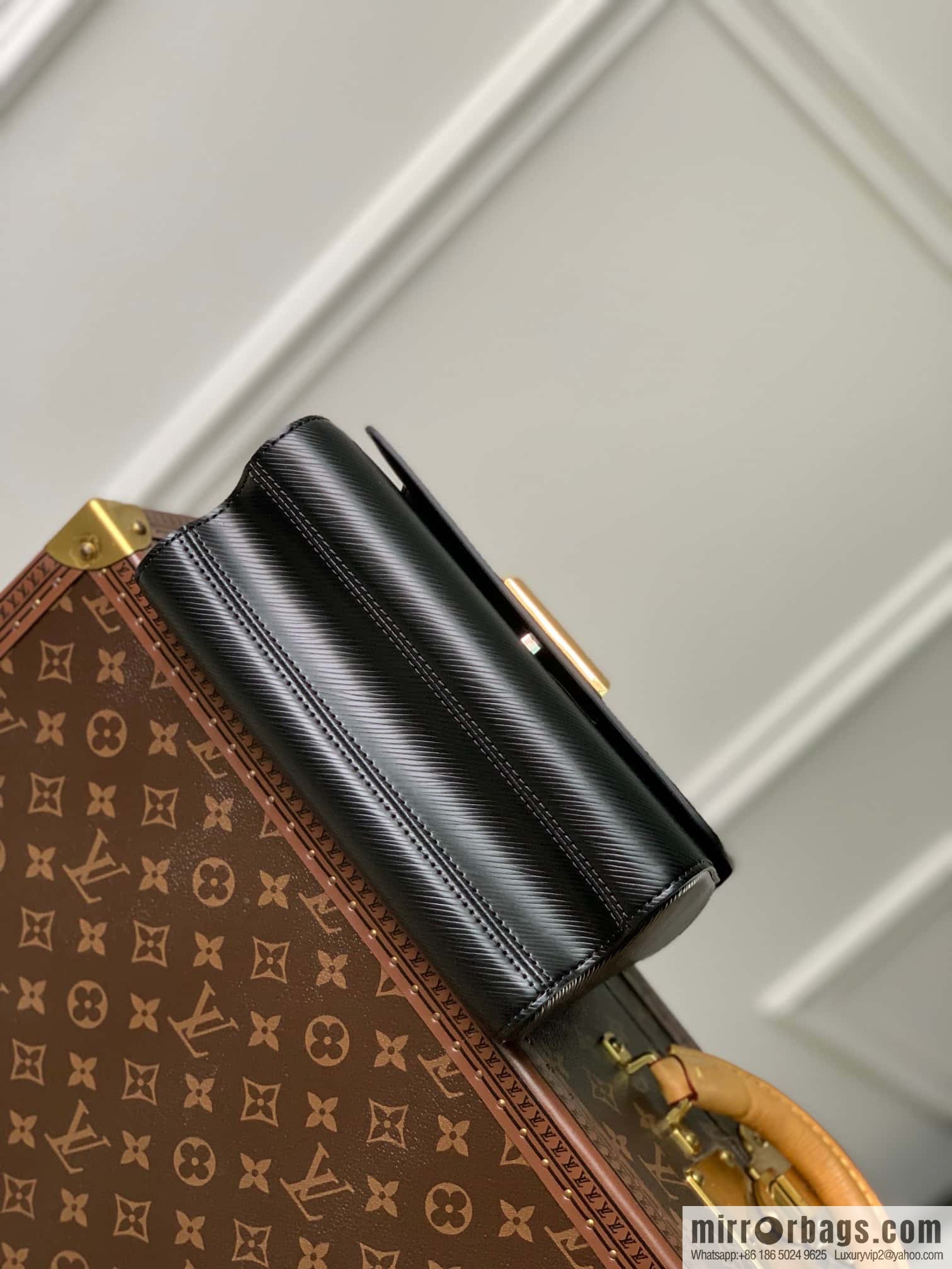 M22773 TWIST medium handbag