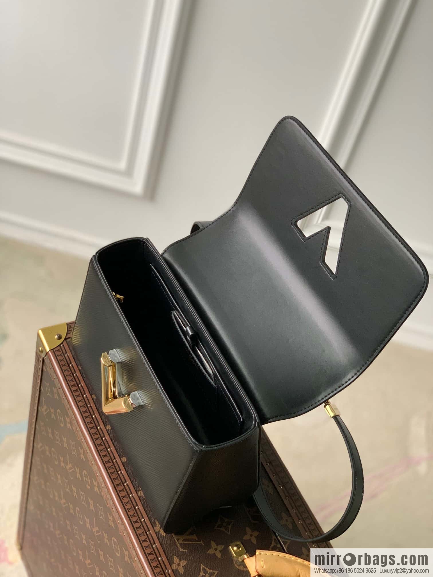M22773 TWIST medium handbag