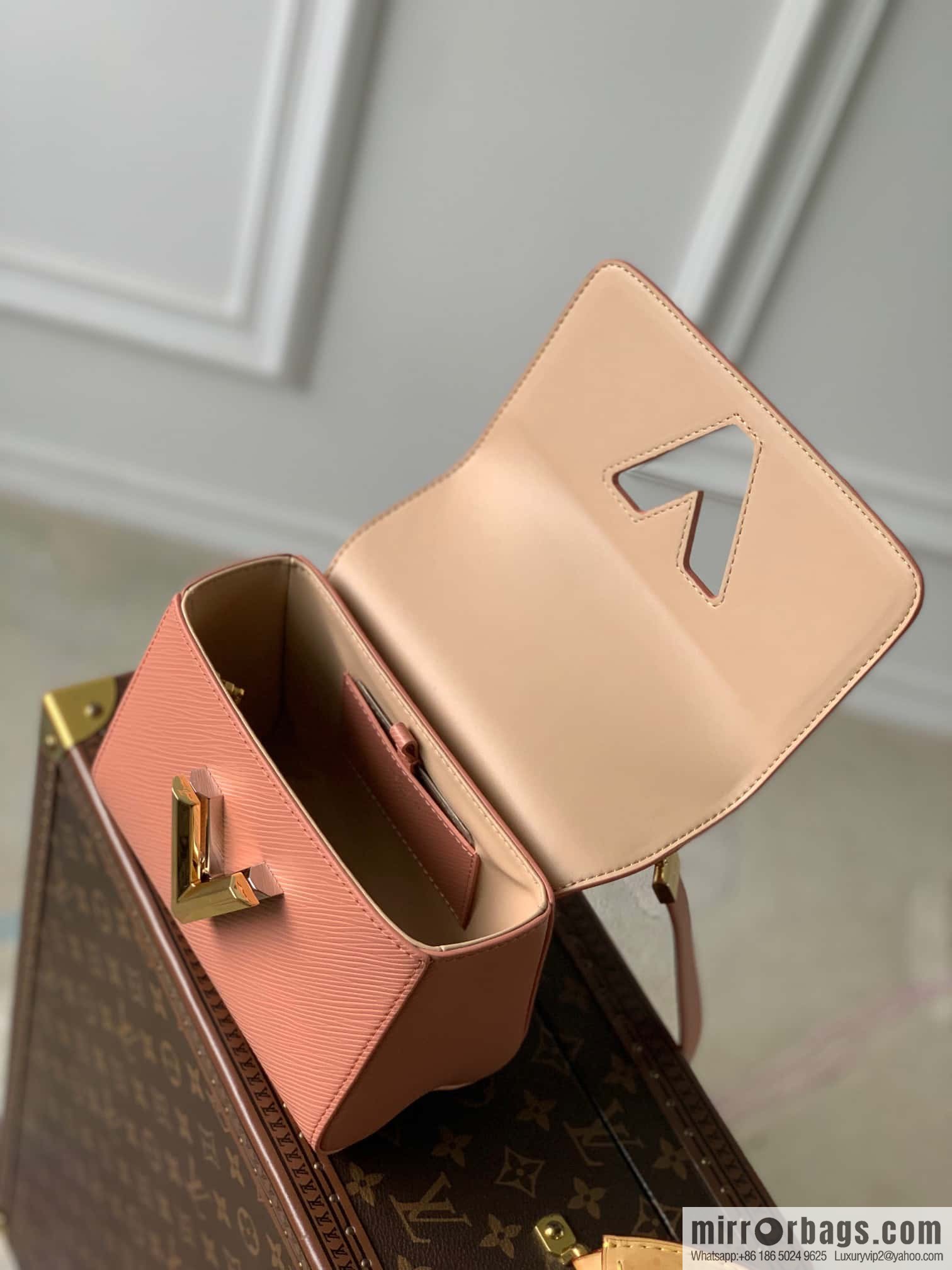 M23074 TWIST small handbag