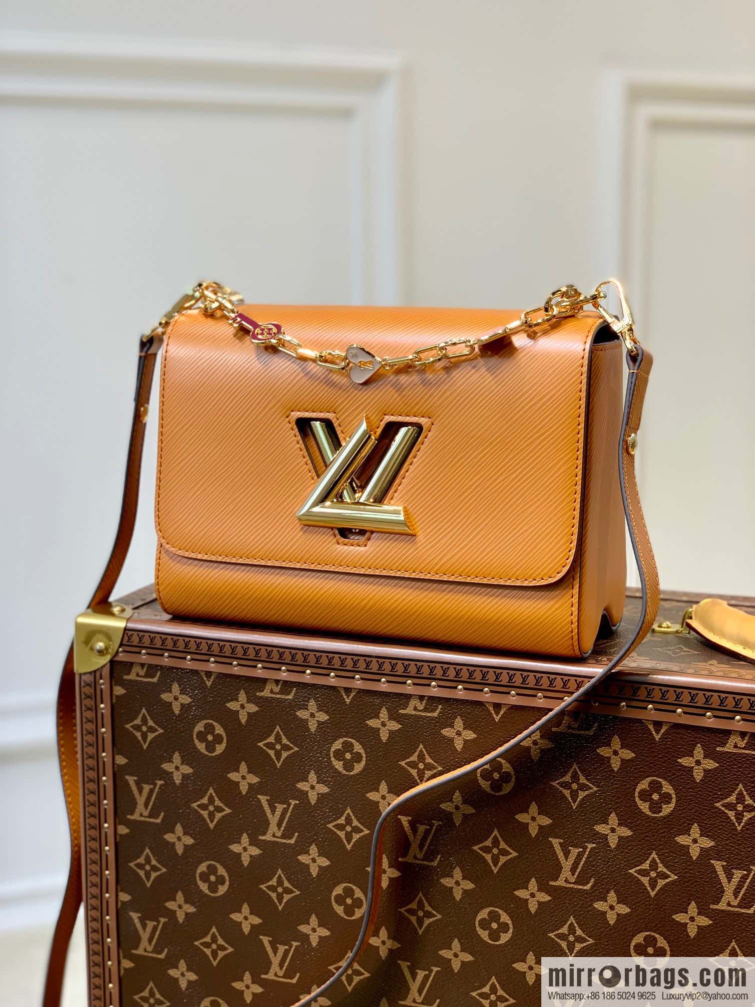 [Twist medium chain bag] M50282
