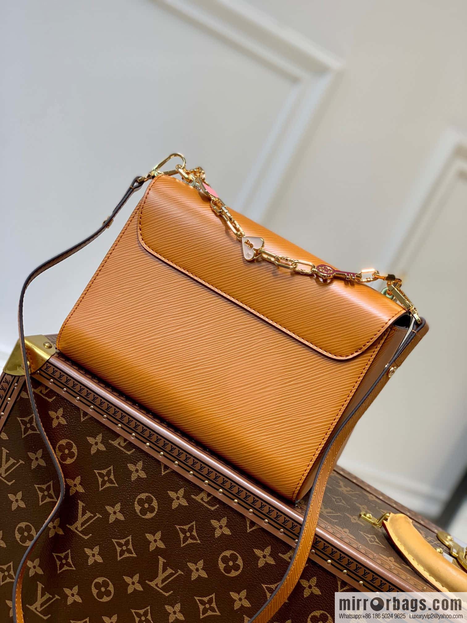 [Twist medium chain bag] M50282