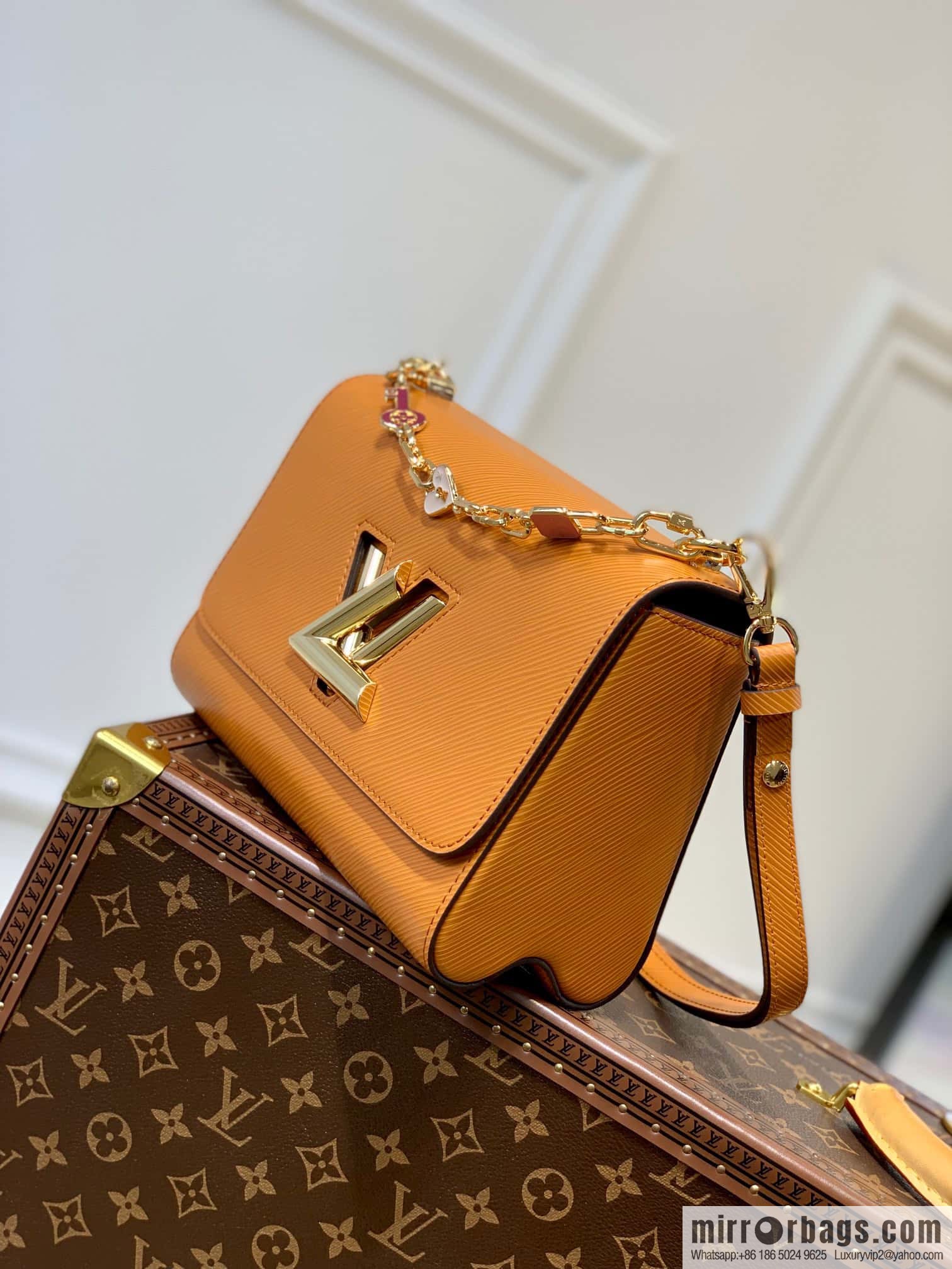 [Twist medium chain bag] M50282