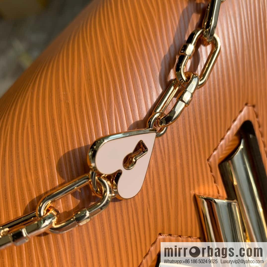[Twist medium chain bag] M50282