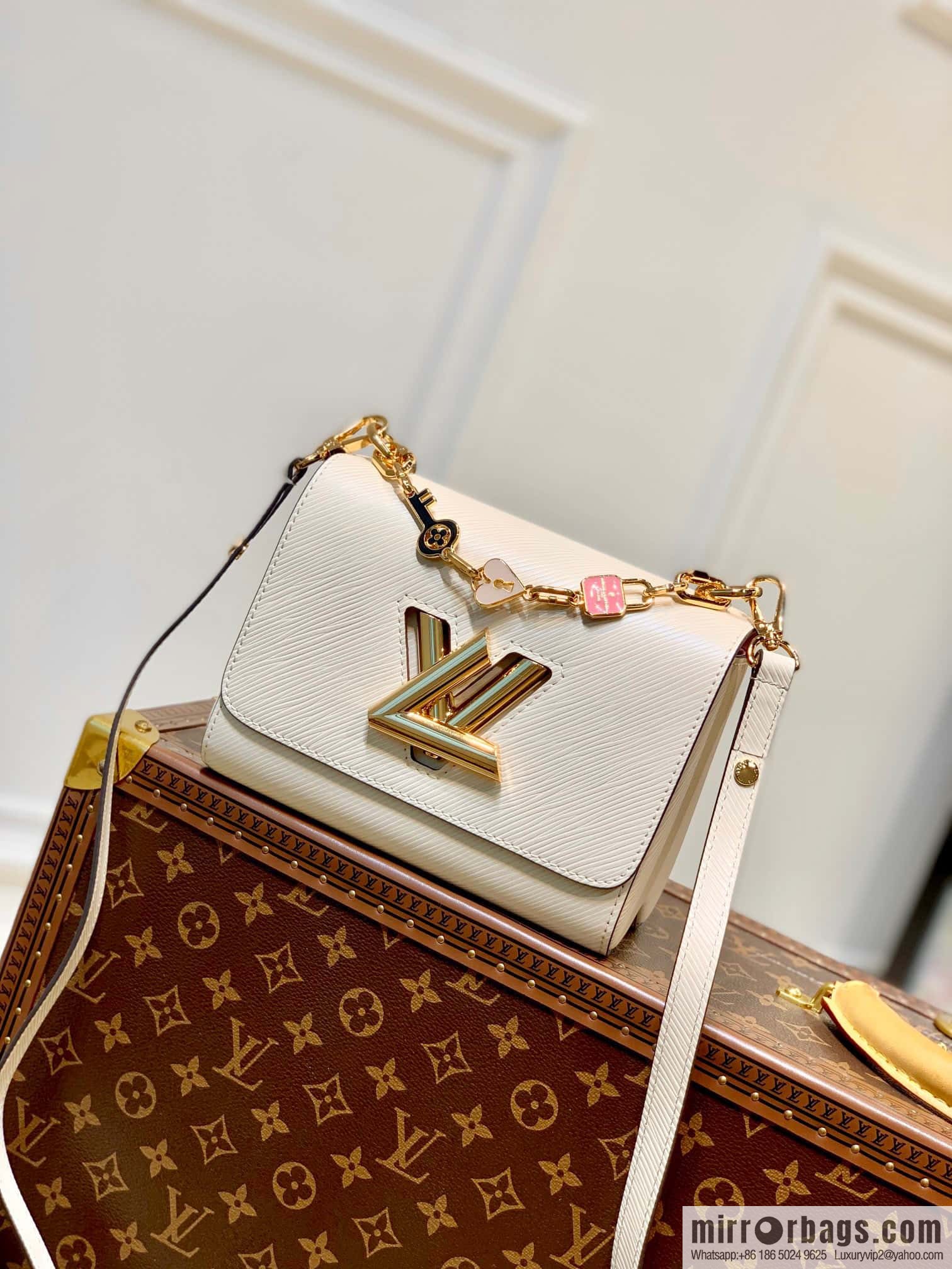 [Twist small chain bag] M50332