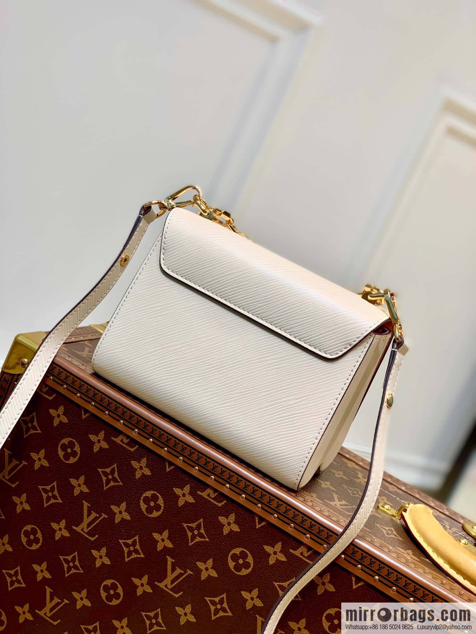 [Twist small chain bag] M50332