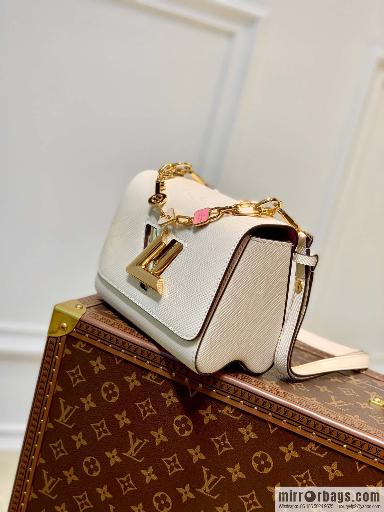 [Twist small chain bag] M50332