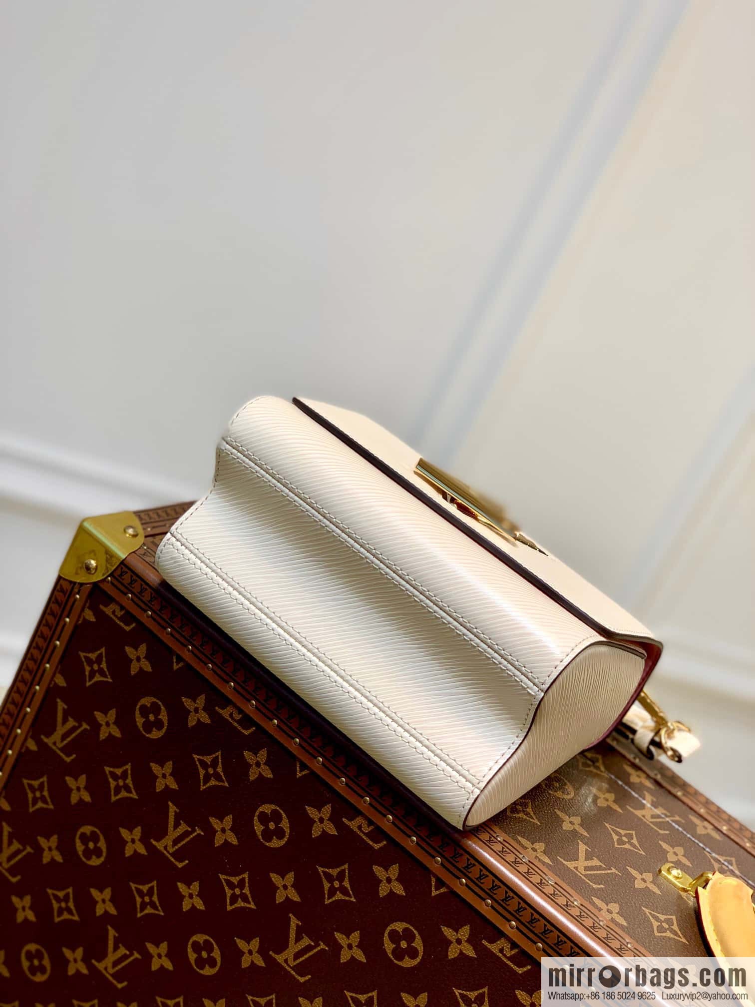 [Twist small chain bag] M50332