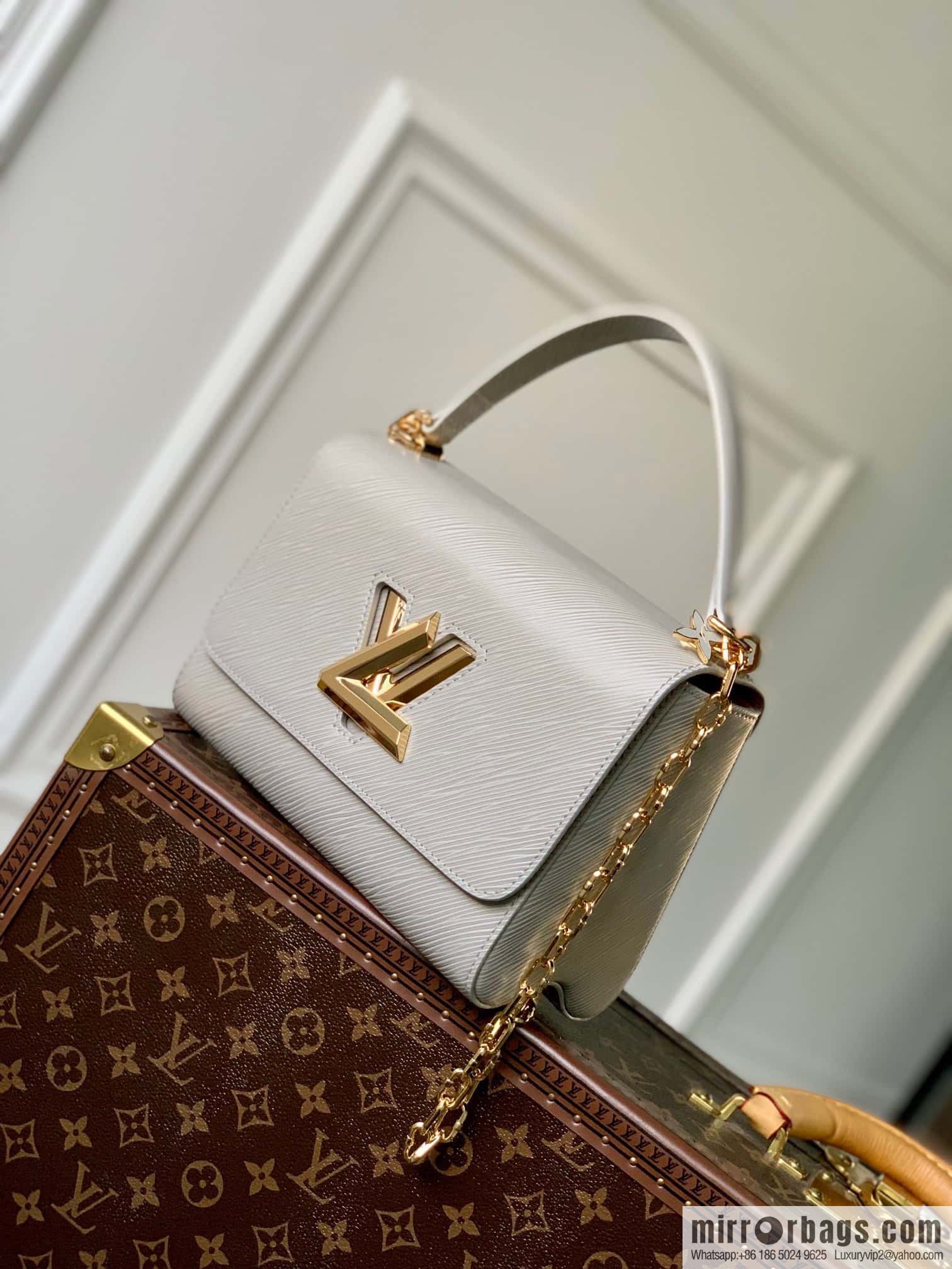 M21026 (50282) Fog White Grey This Twist Medium Handbag