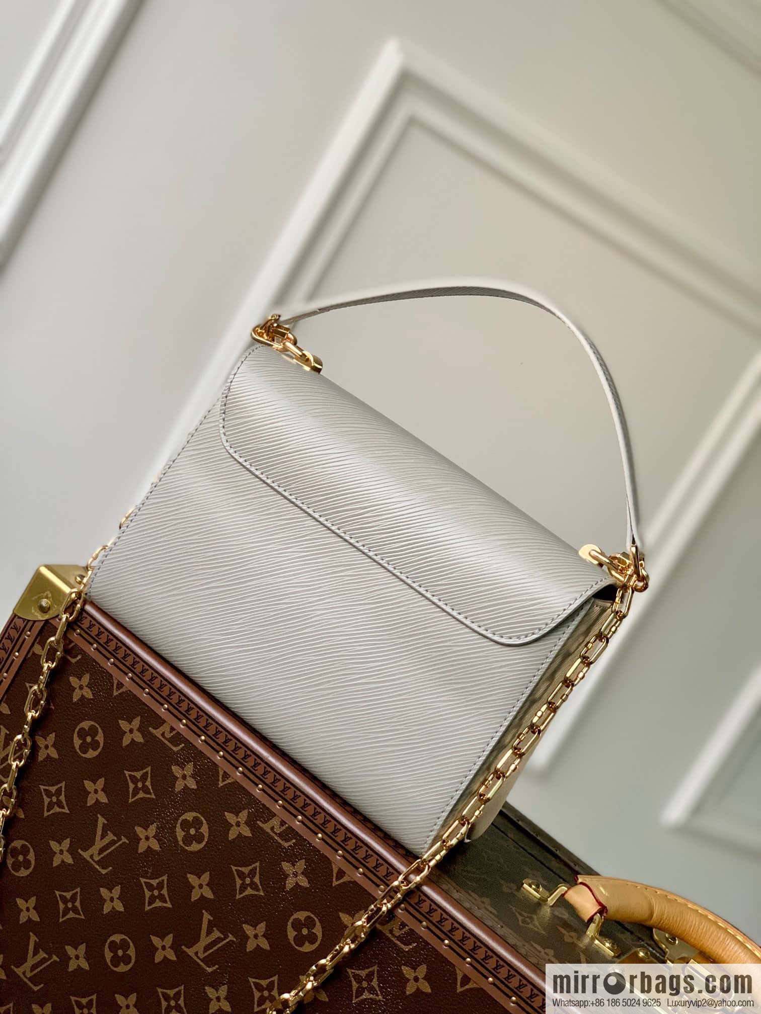 M21026 (50282) Fog White Grey This Twist Medium Handbag