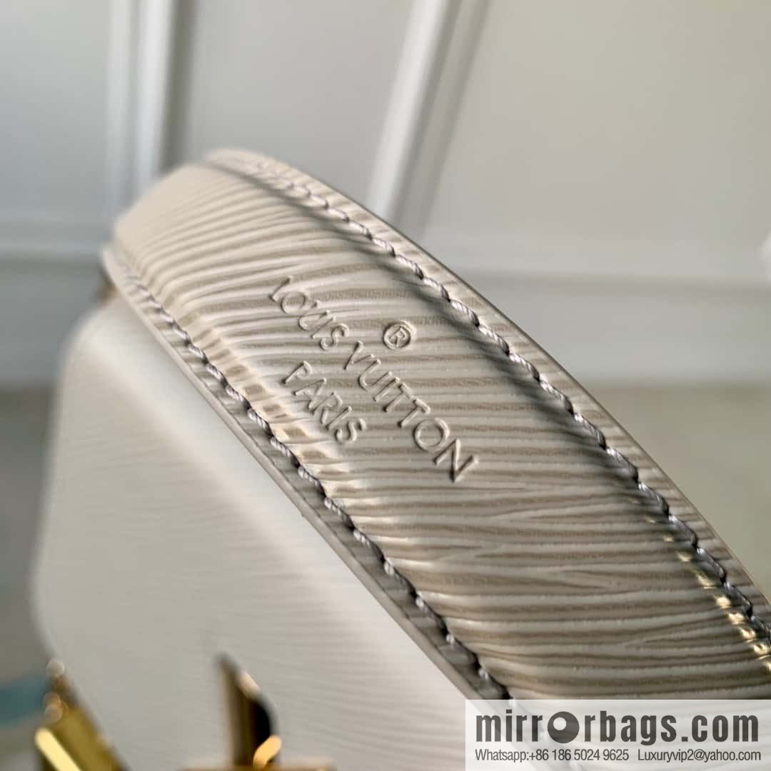M21026 (50282) Fog White Grey This Twist Medium Handbag