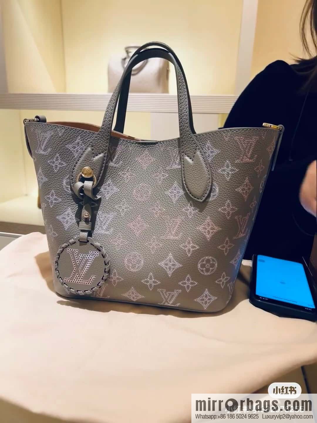 [Boutique‑grade] M23758 light gray, full leather bucket bag series Blossom small tote bag, gray gradual change (cut-out)