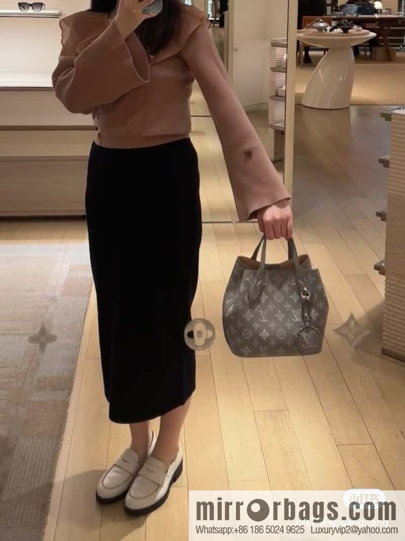 [Boutique‑grade] M23758 light gray, full leather bucket bag series Blossom small tote bag, gray gradual change (cut-out)