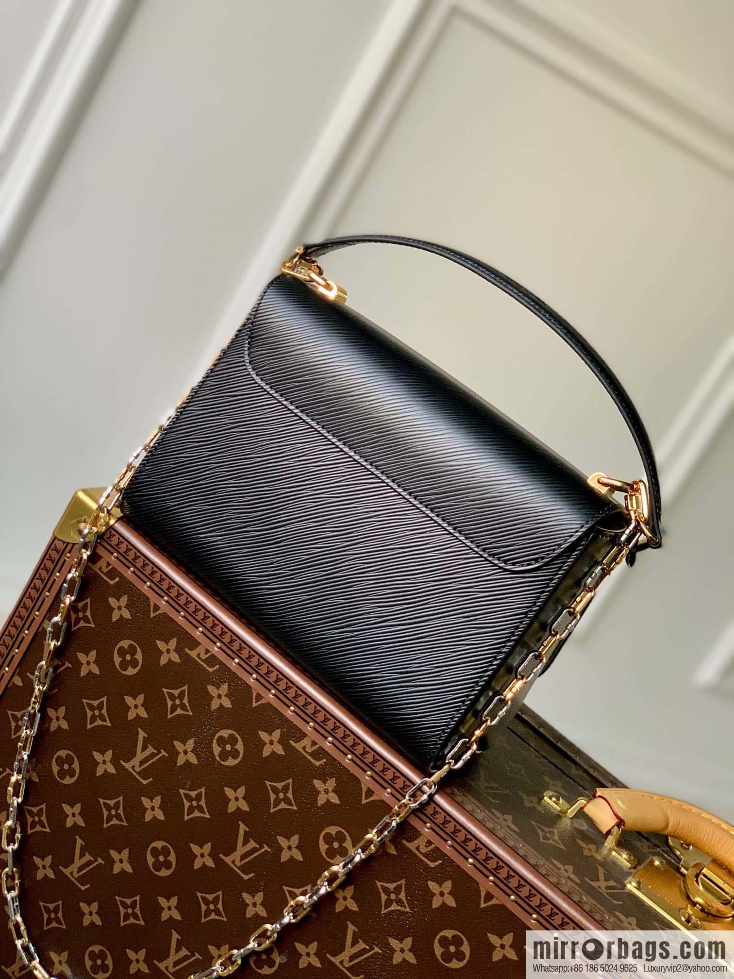 M21026 M21025 TWIST medium handbag