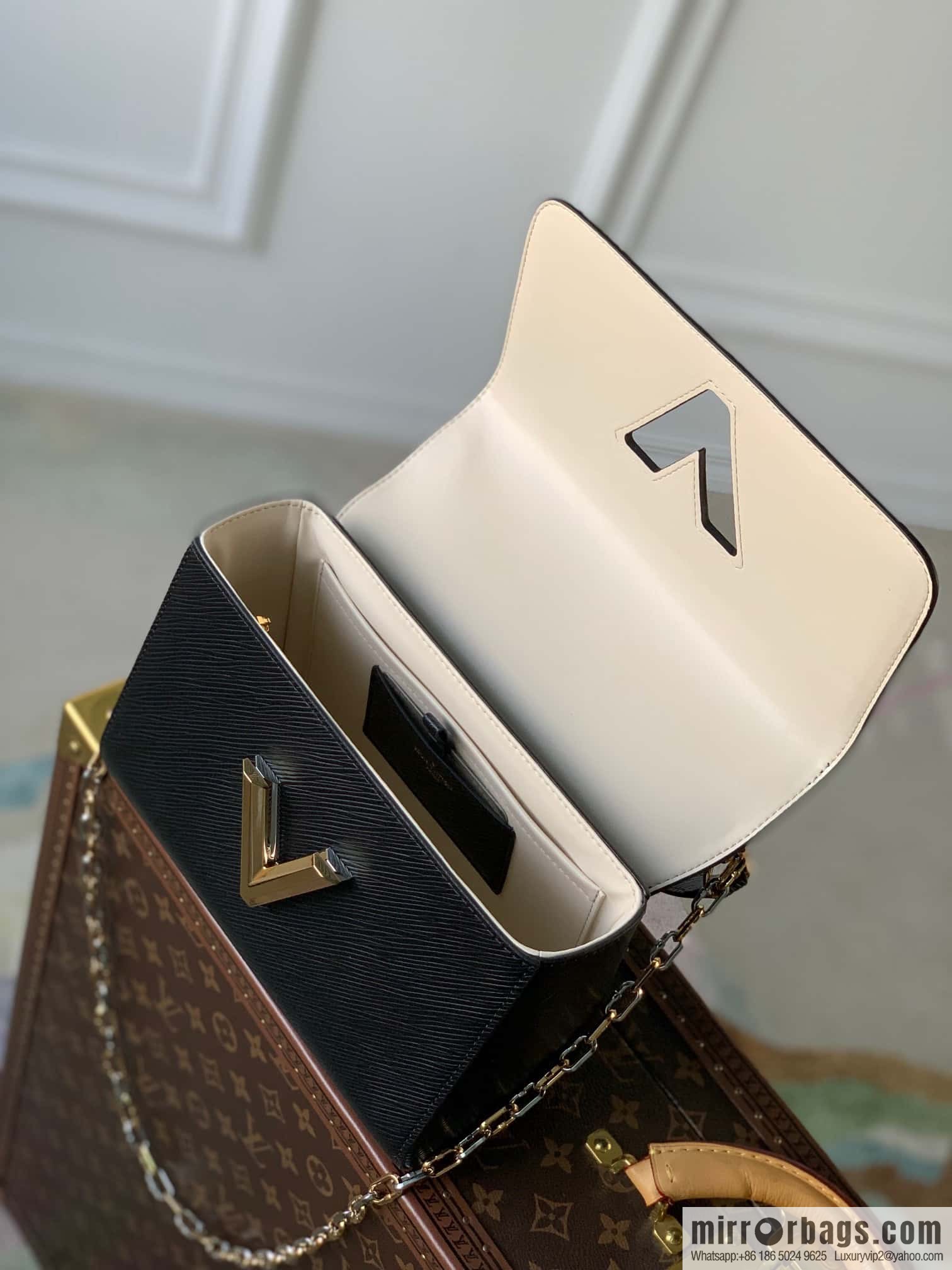 M21026 M21025 TWIST medium handbag