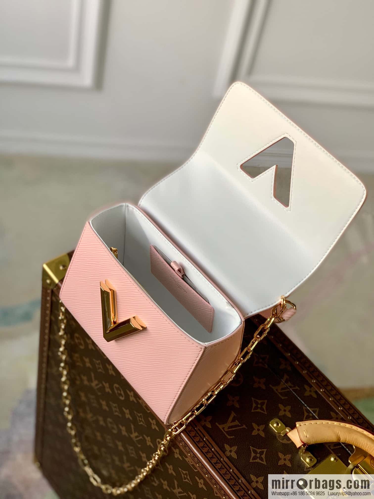 M21027 TWIST Small Handbag