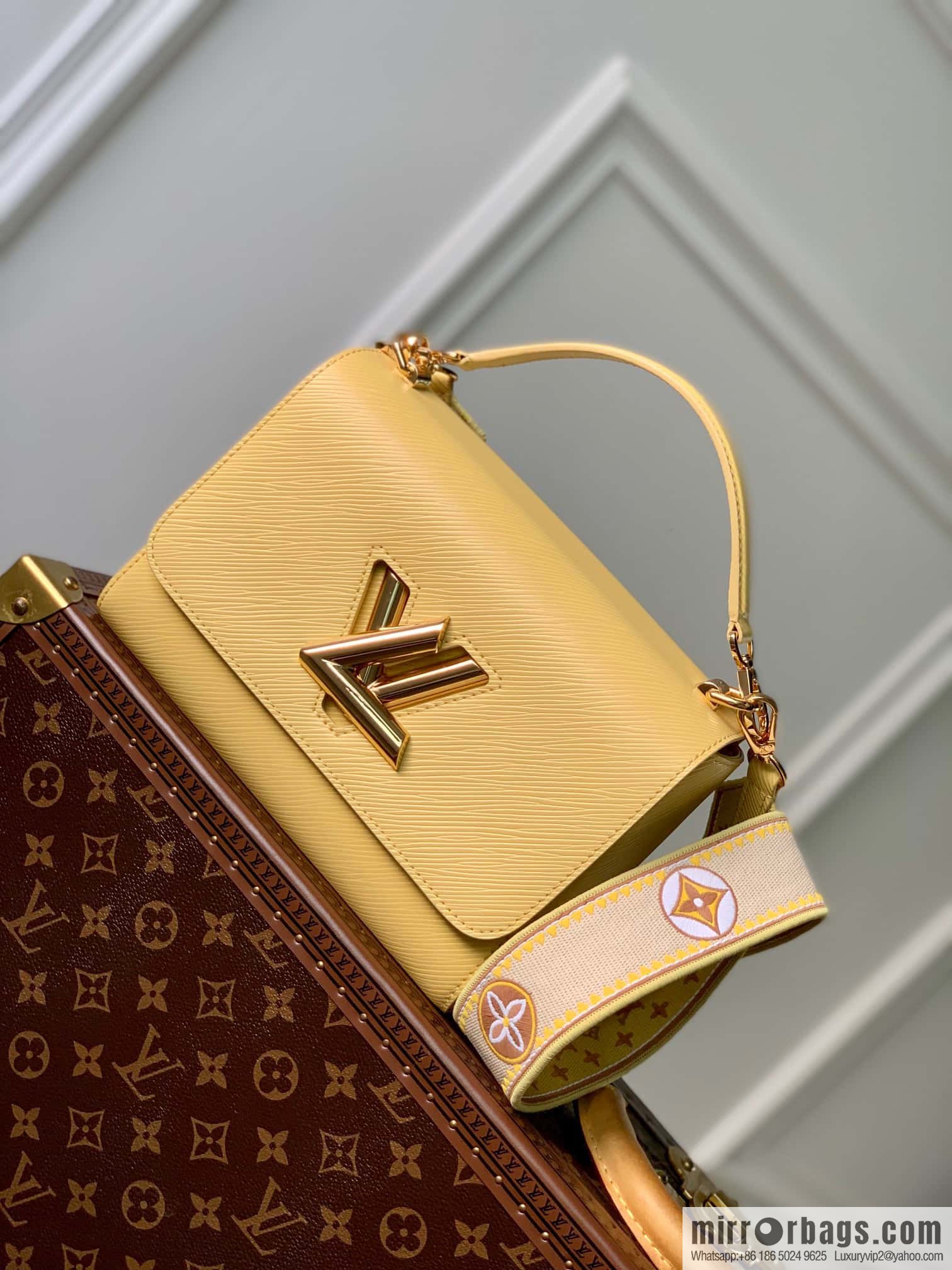 M22038 Yellow (M22036 Black) M22038 Twist Medium Handbag