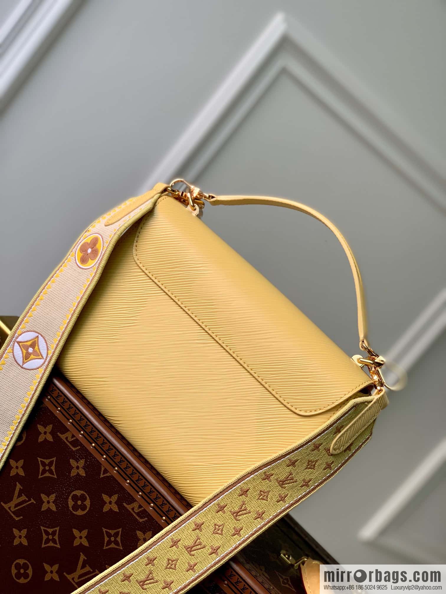 M22038 Yellow (M22036 Black) M22038 Twist Medium Handbag