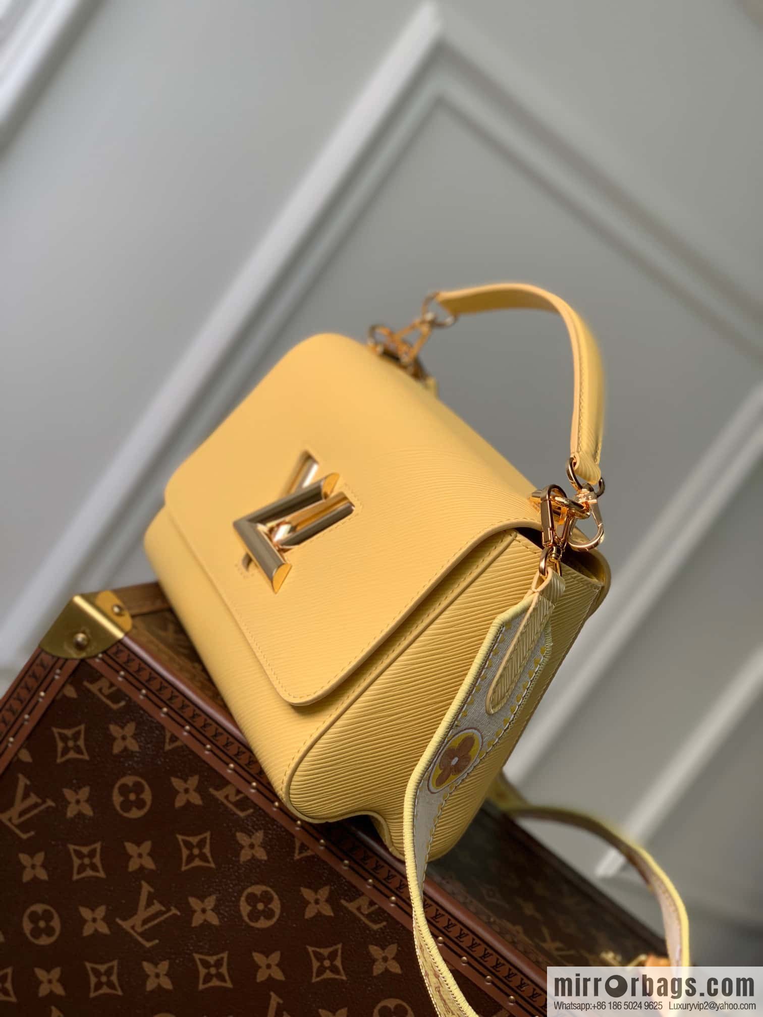 M22038 Yellow (M22036 Black) M22038 Twist Medium Handbag