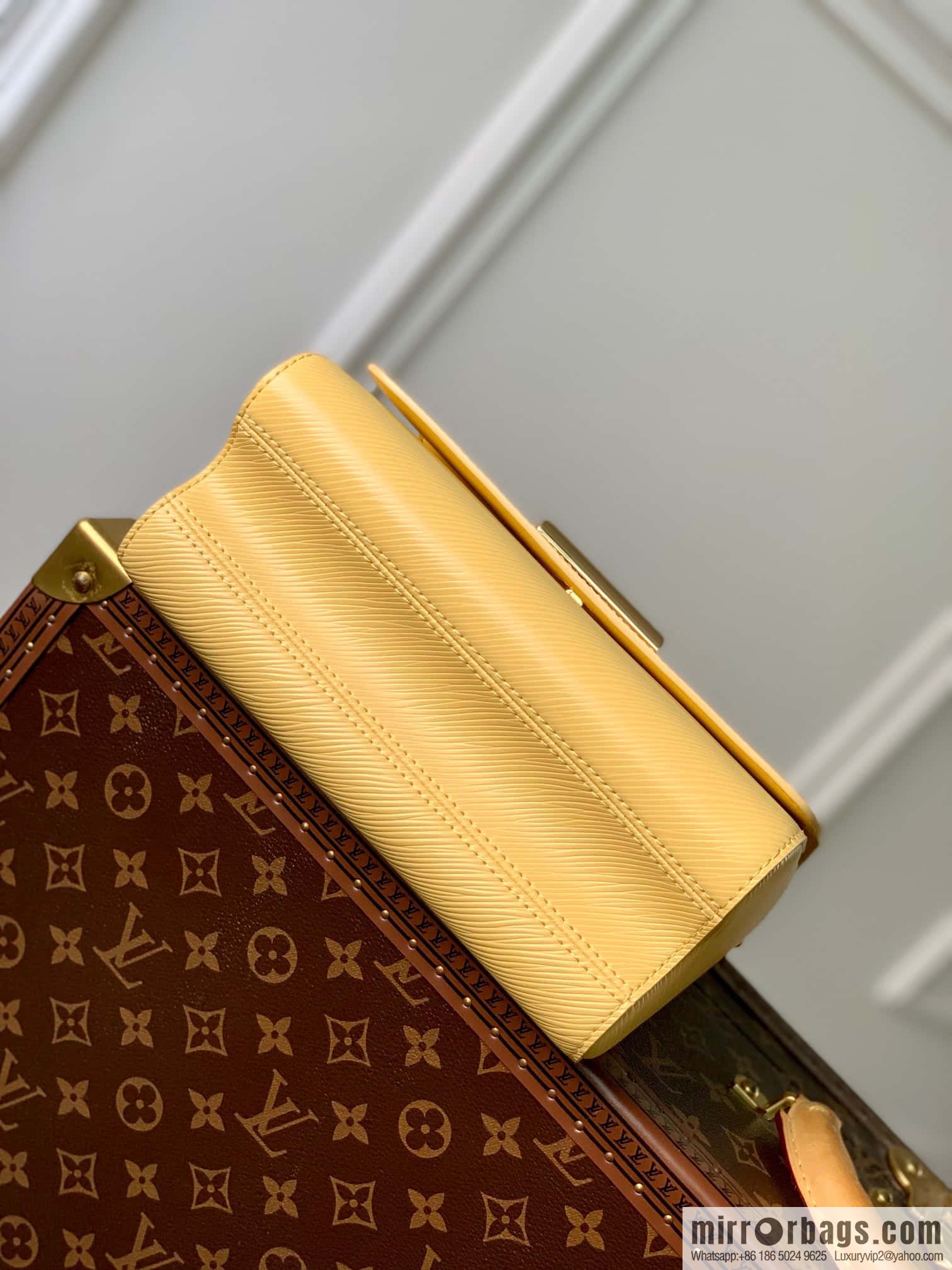 M22038 Yellow (M22036 Black) M22038 Twist Medium Handbag