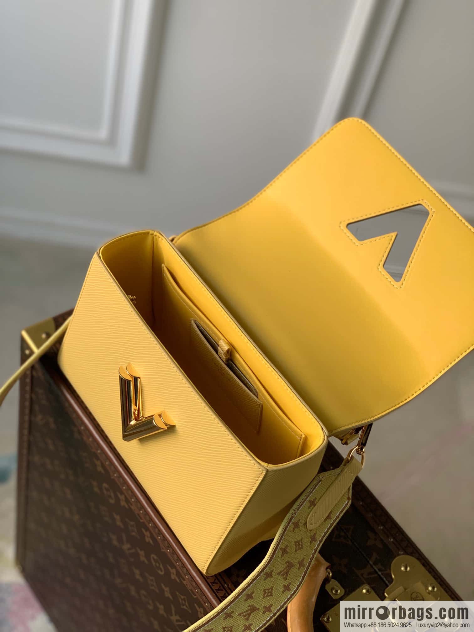 M22038 Yellow (M22036 Black) M22038 Twist Medium Handbag