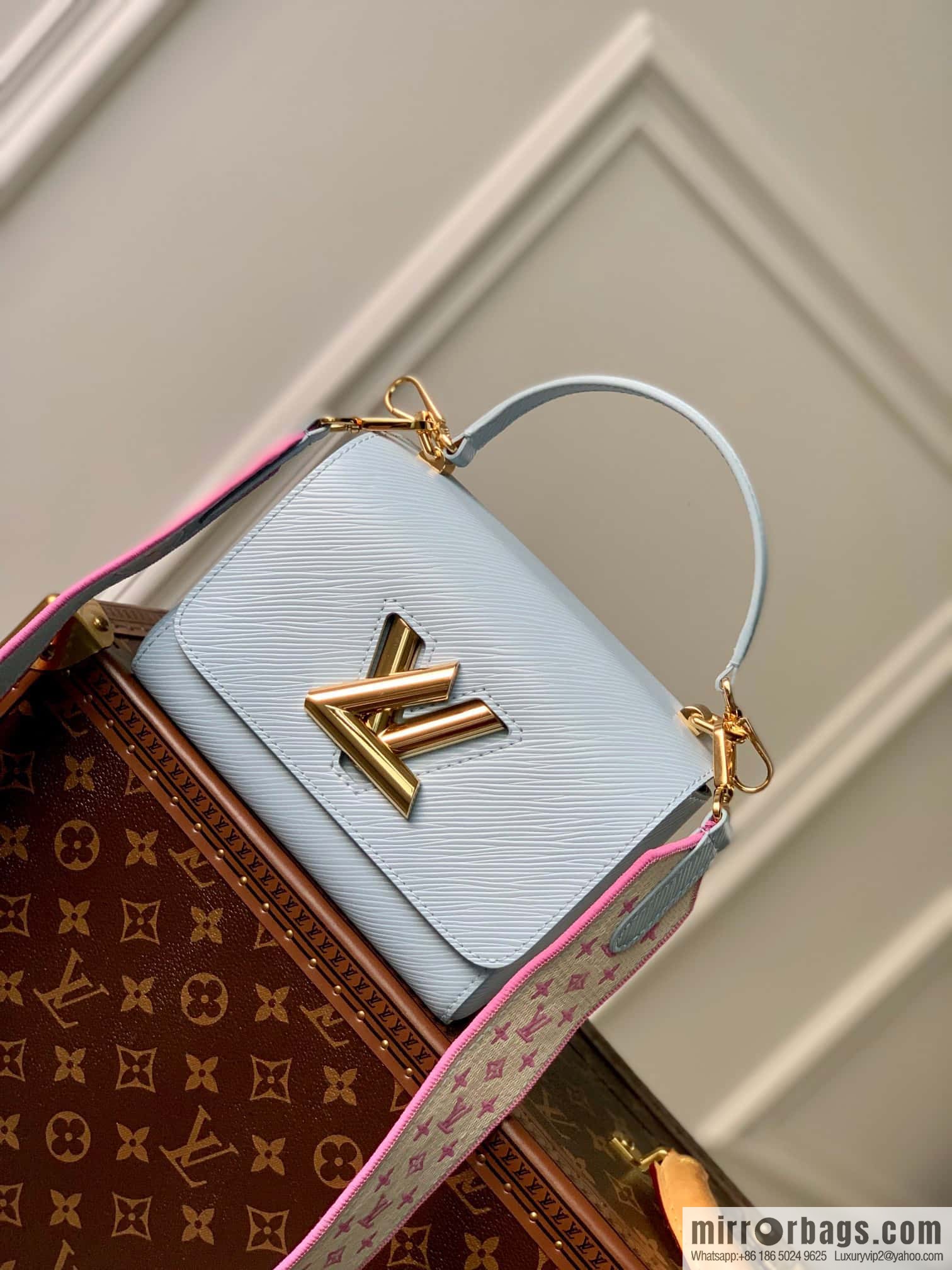 M22515 Twist Small Handbag