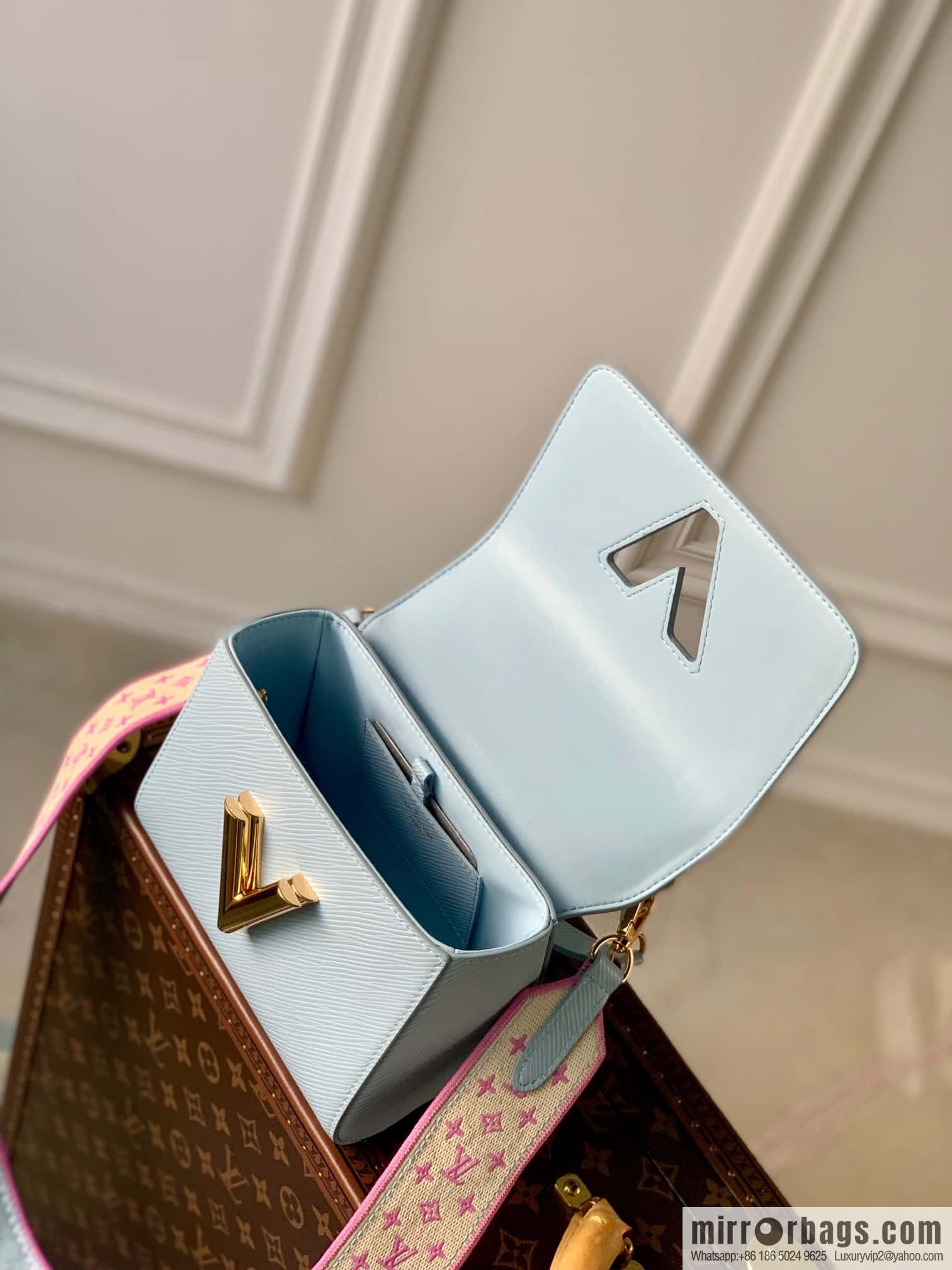 M22515 Twist Small Handbag