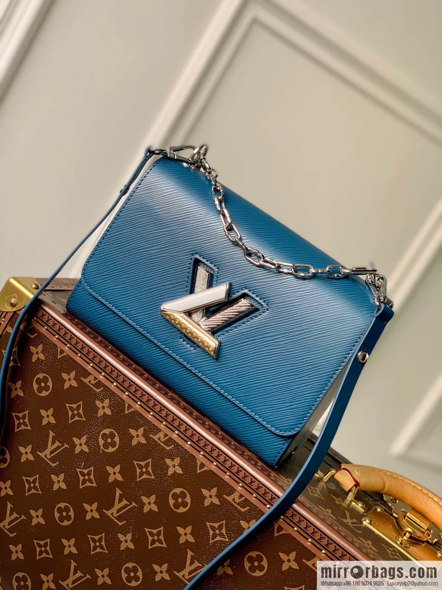 M21032 TWIST medium handbag