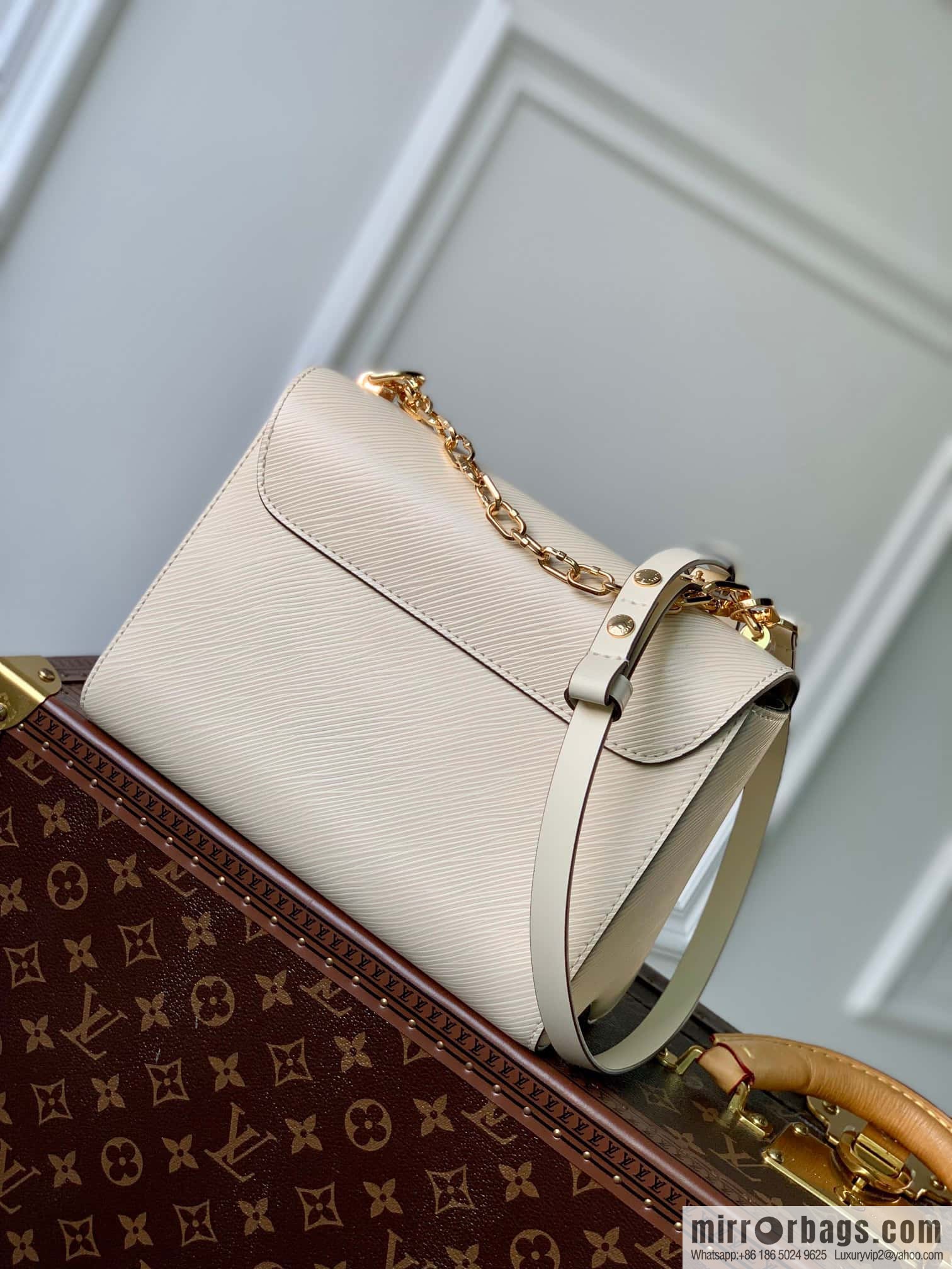 M21032 TWIST medium handbag