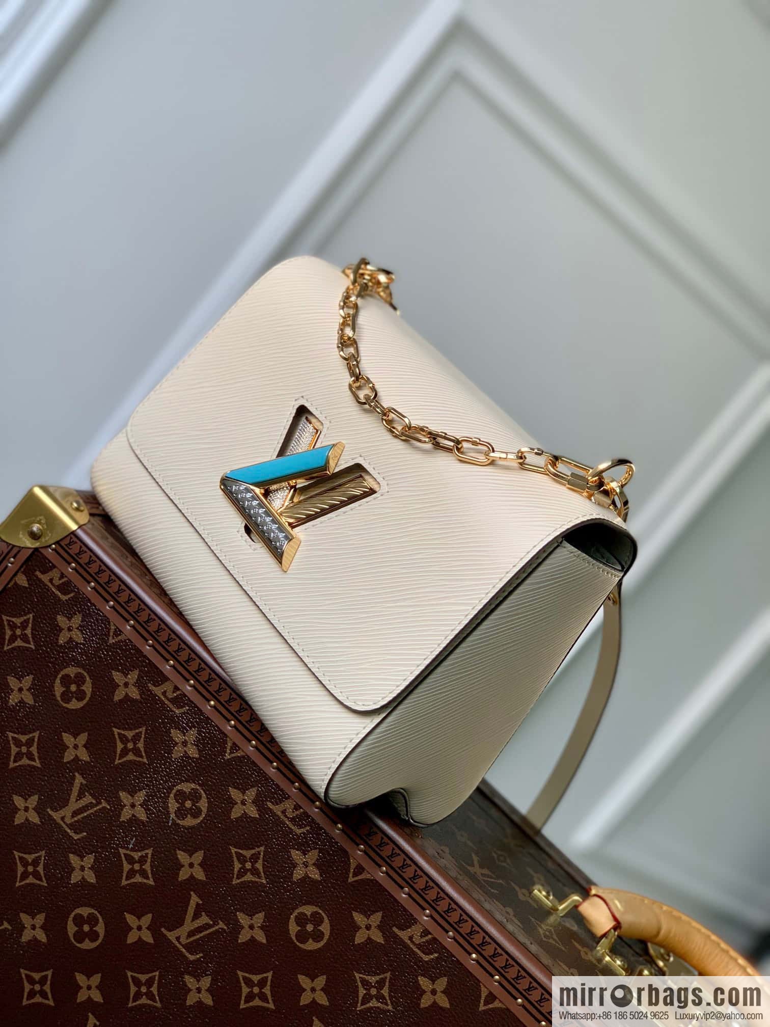 M21032 TWIST medium handbag