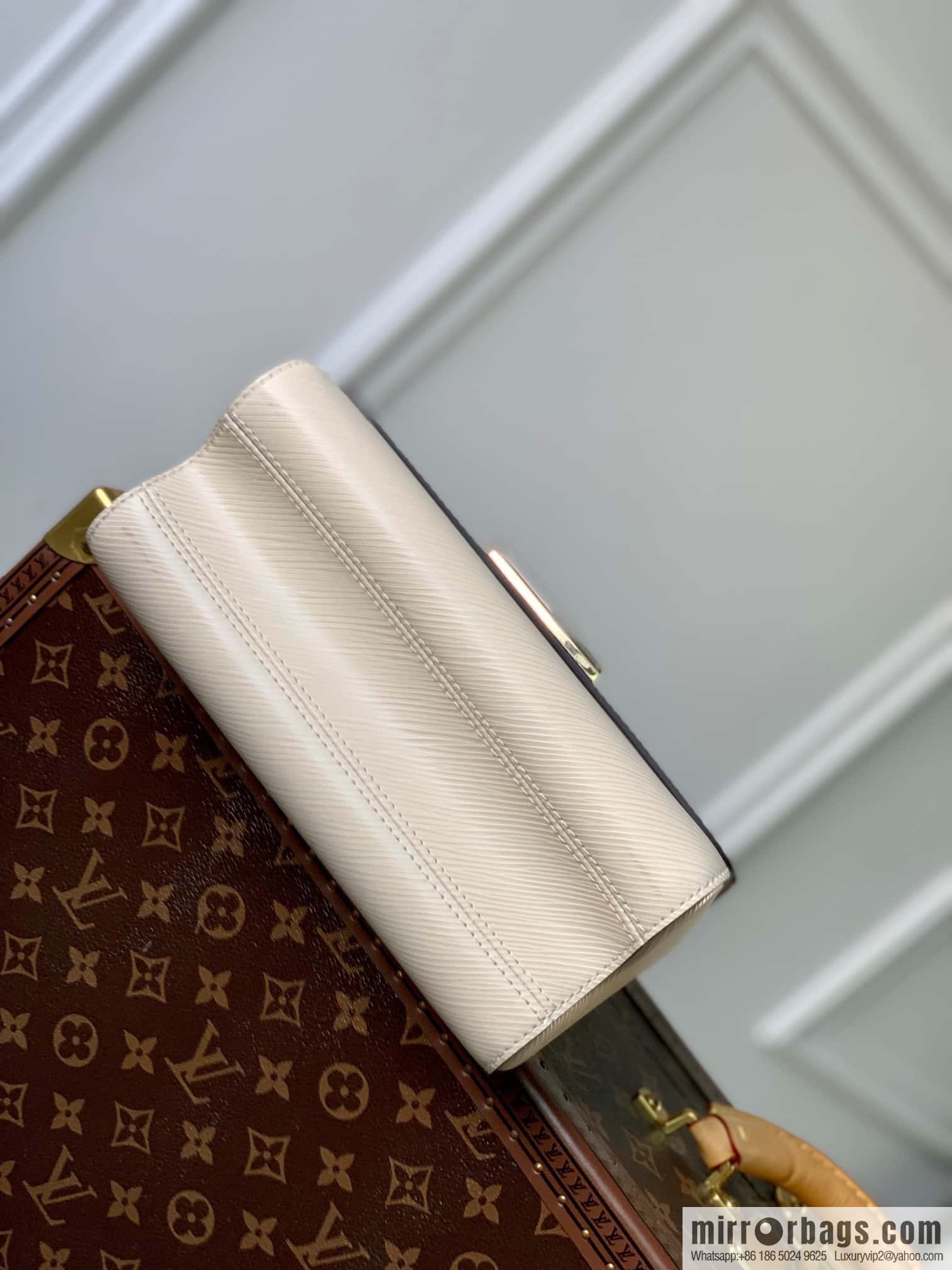 M21032 TWIST medium handbag
