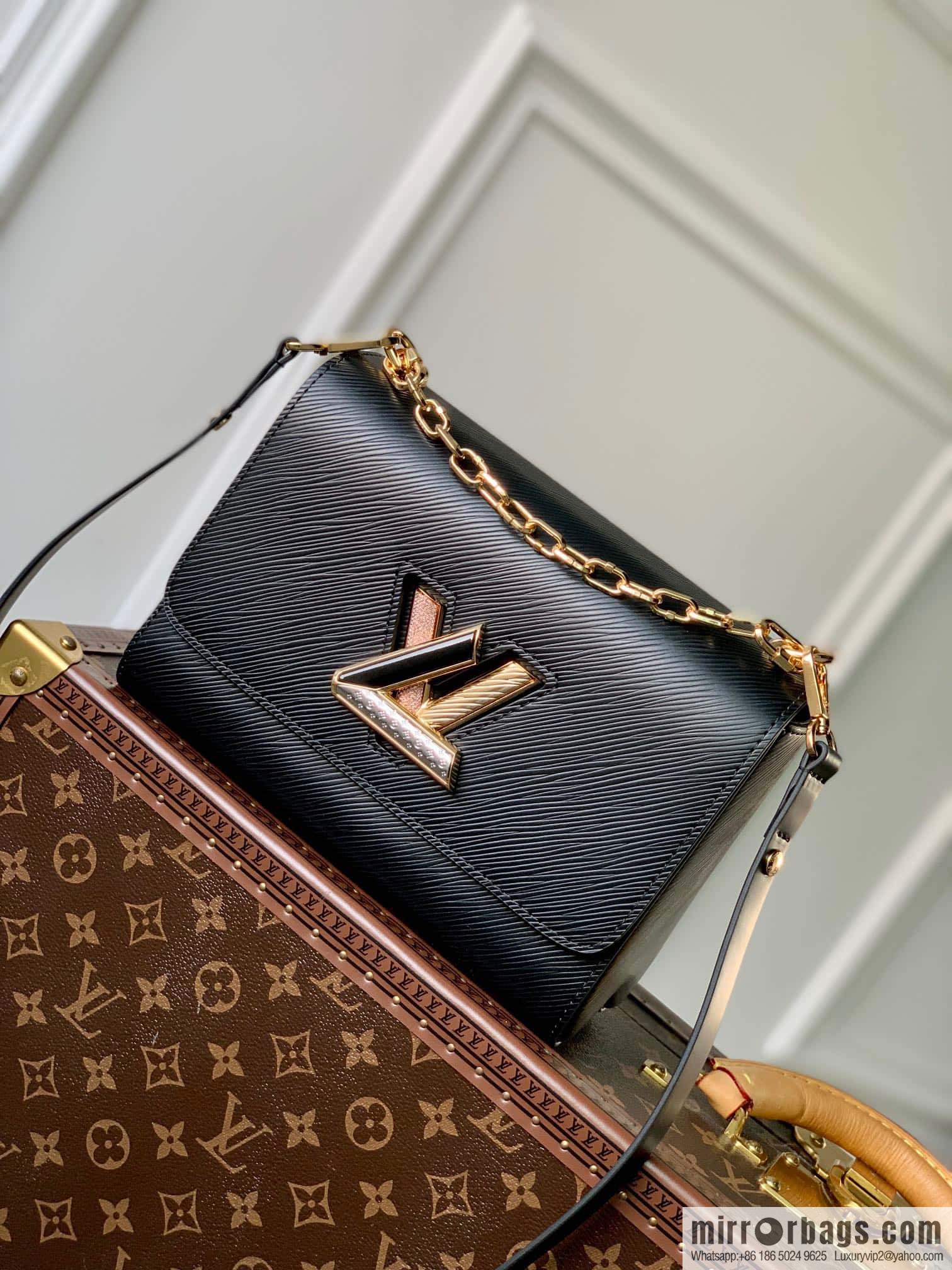 M21031 TWIST medium handbag