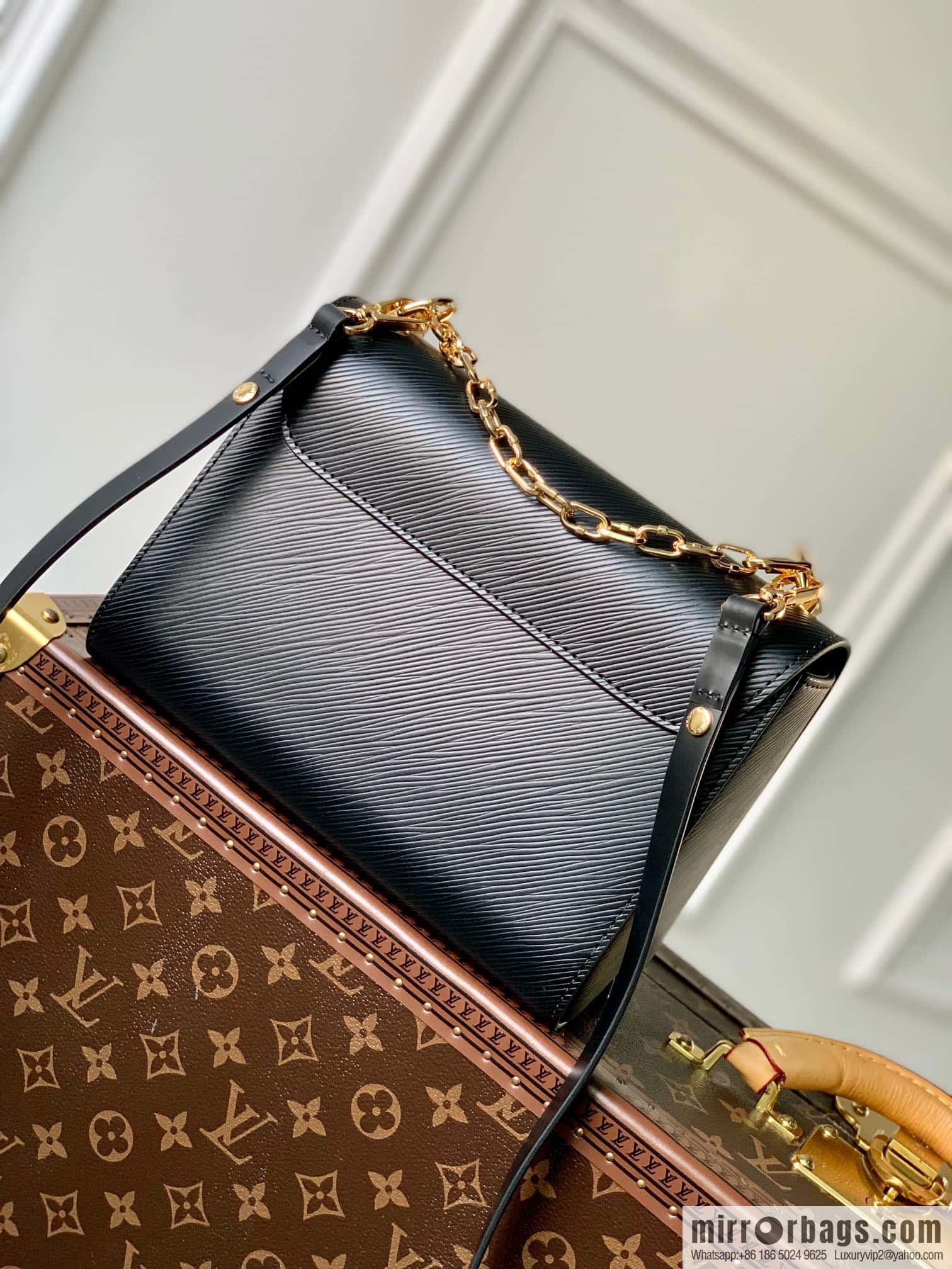 M21031 TWIST medium handbag