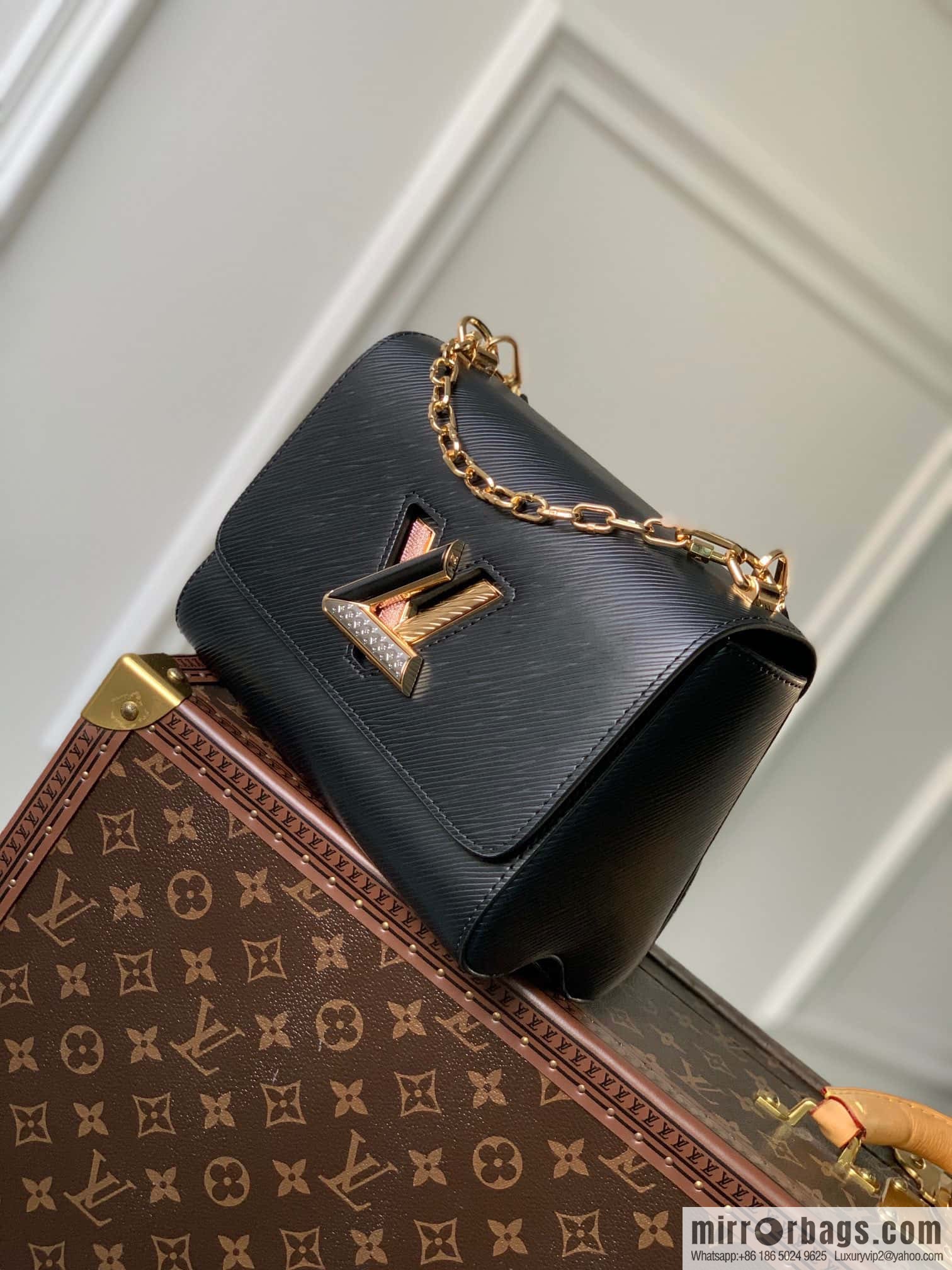M21031 TWIST medium handbag