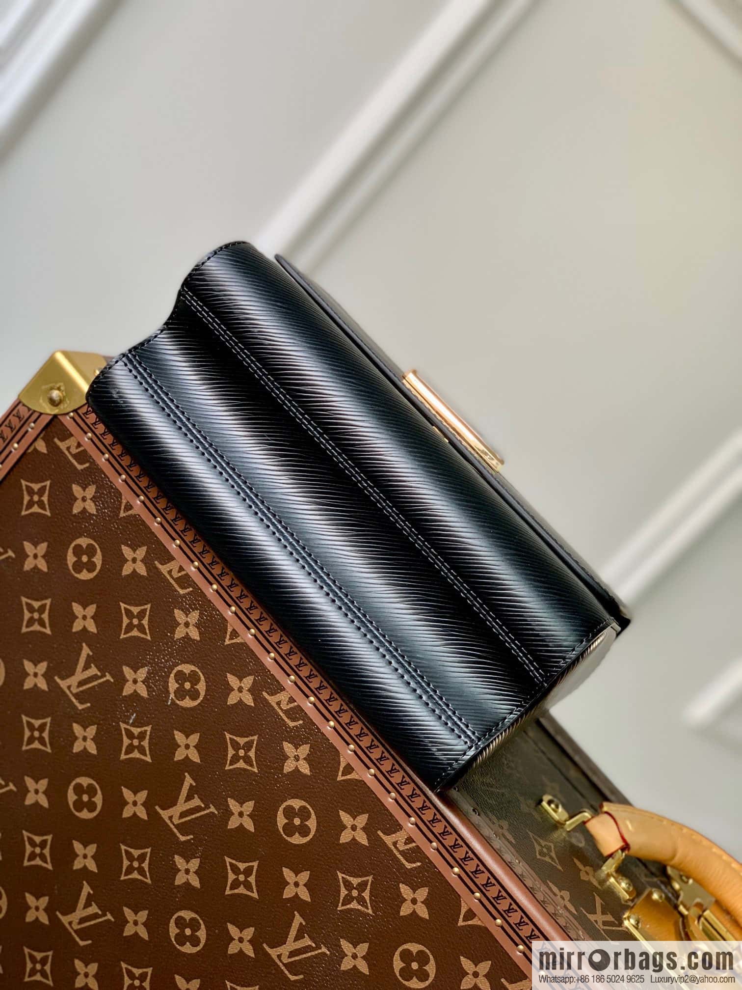 M21031 TWIST medium handbag