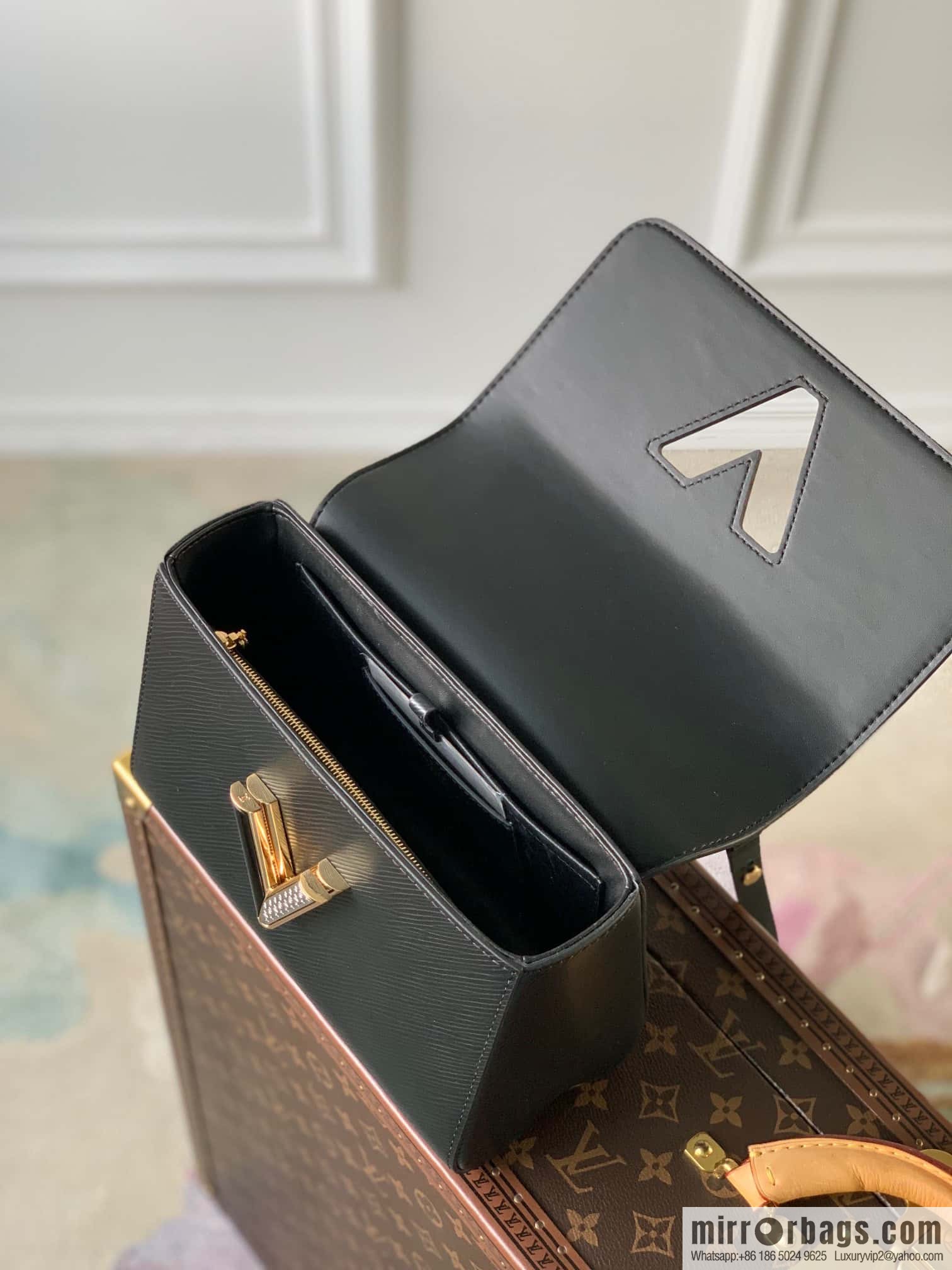 M21031 TWIST medium handbag