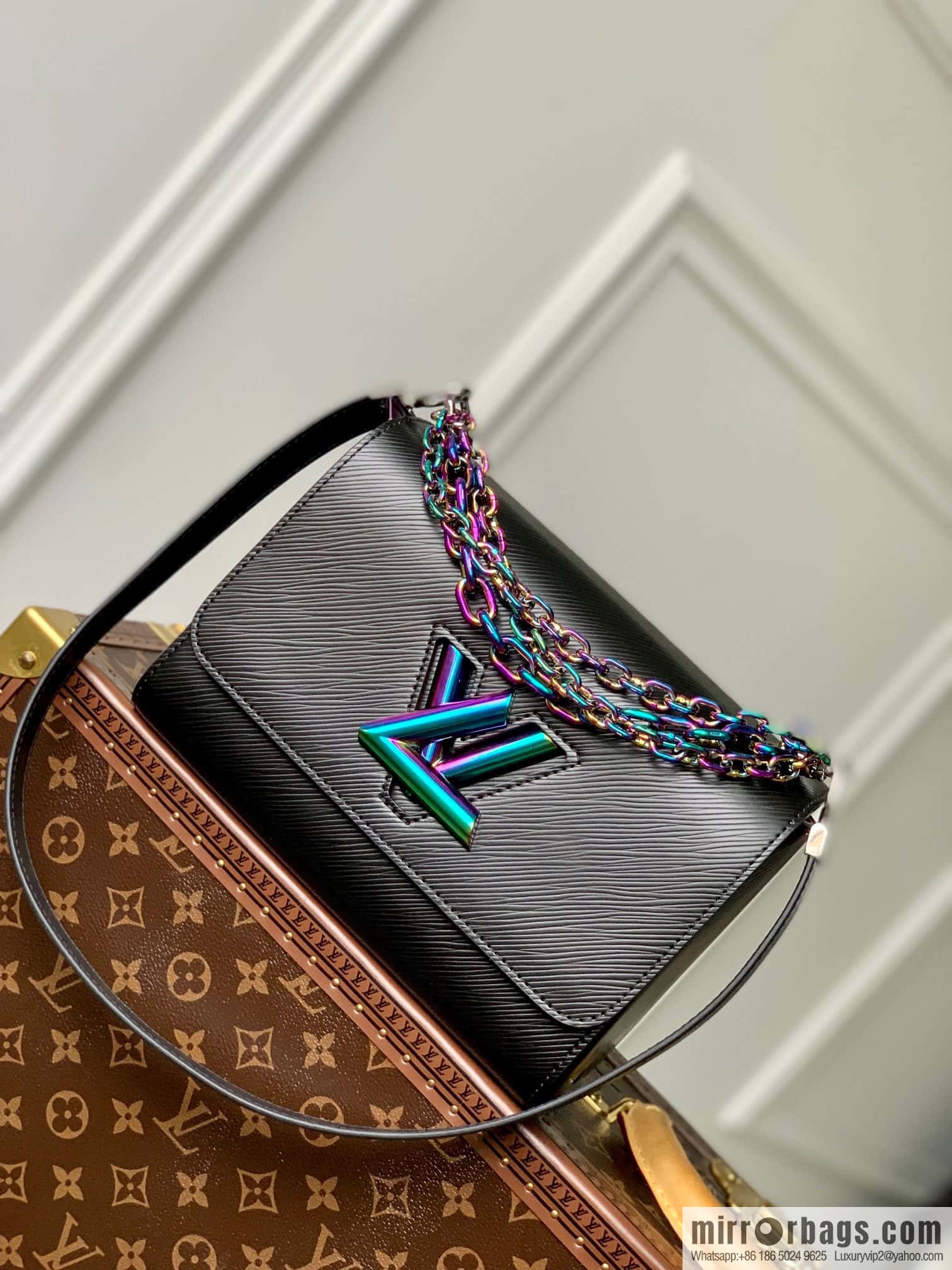 M22028 TWIST medium handbag (50282 black color chain)