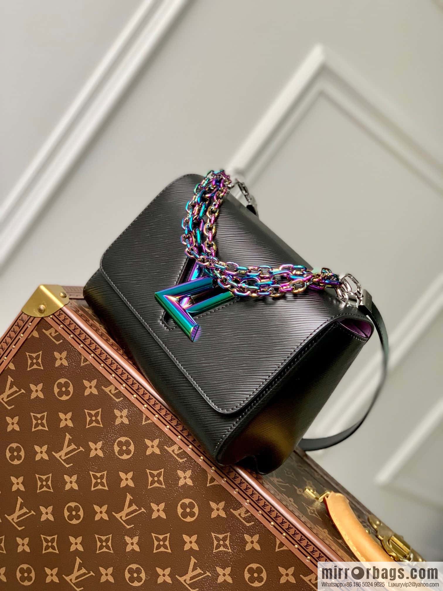 M22028 TWIST medium handbag (50282 black color chain)