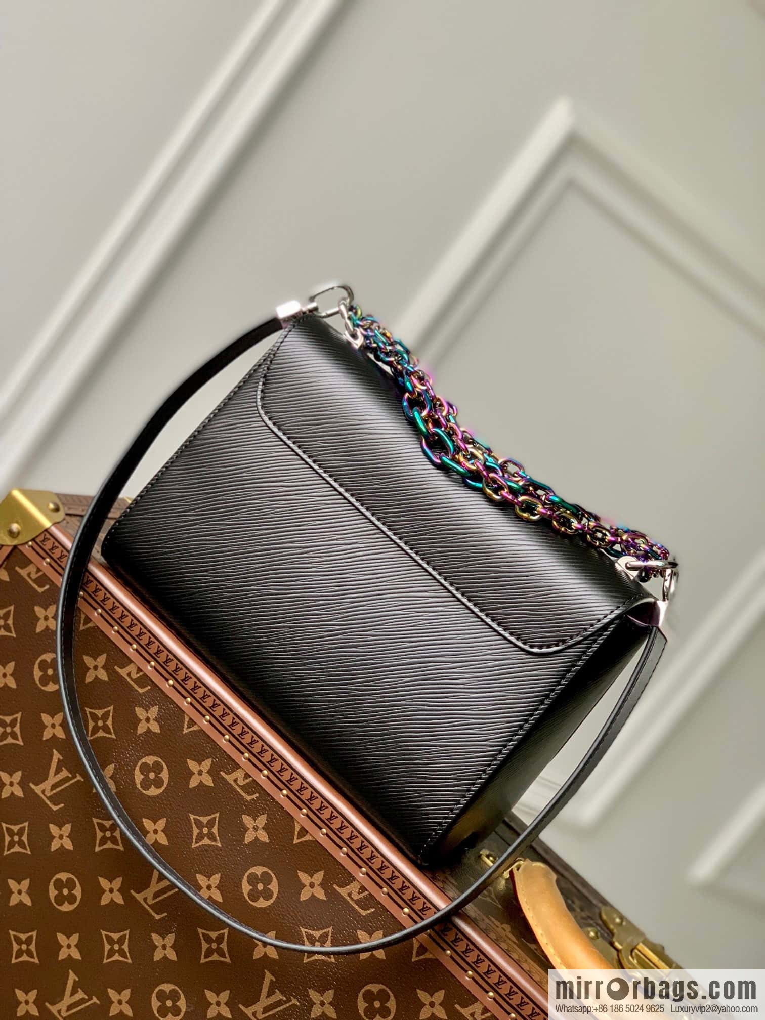 M22028 TWIST medium handbag (50282 black color chain)