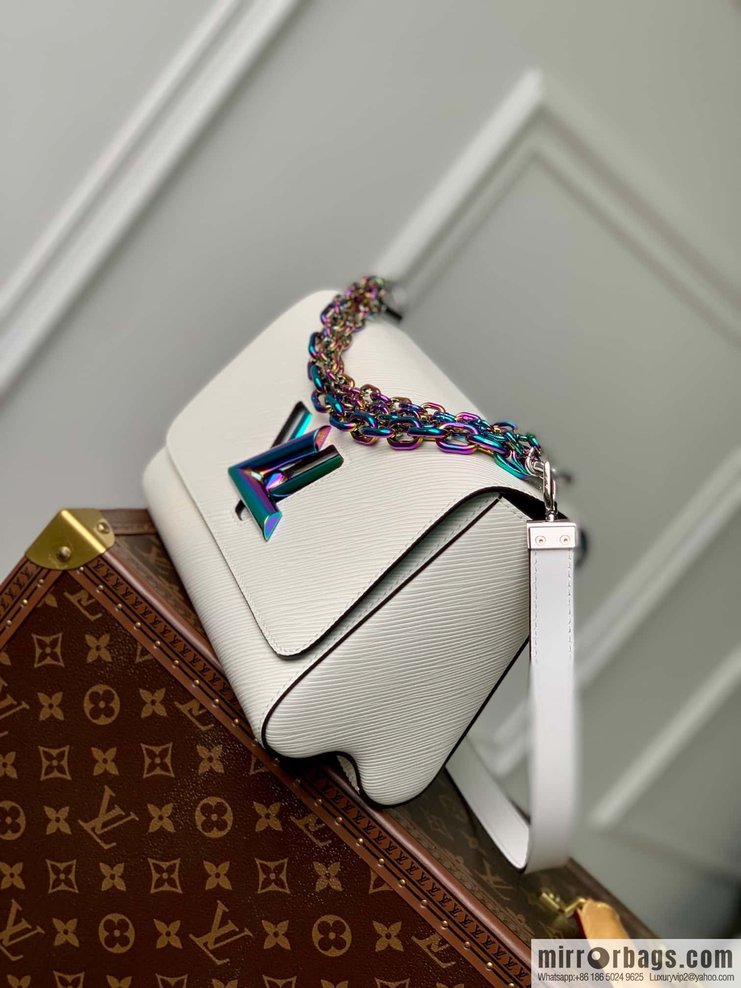 M22029 TWIST Medium Handbag M22029 White (50282 White Color Chain)