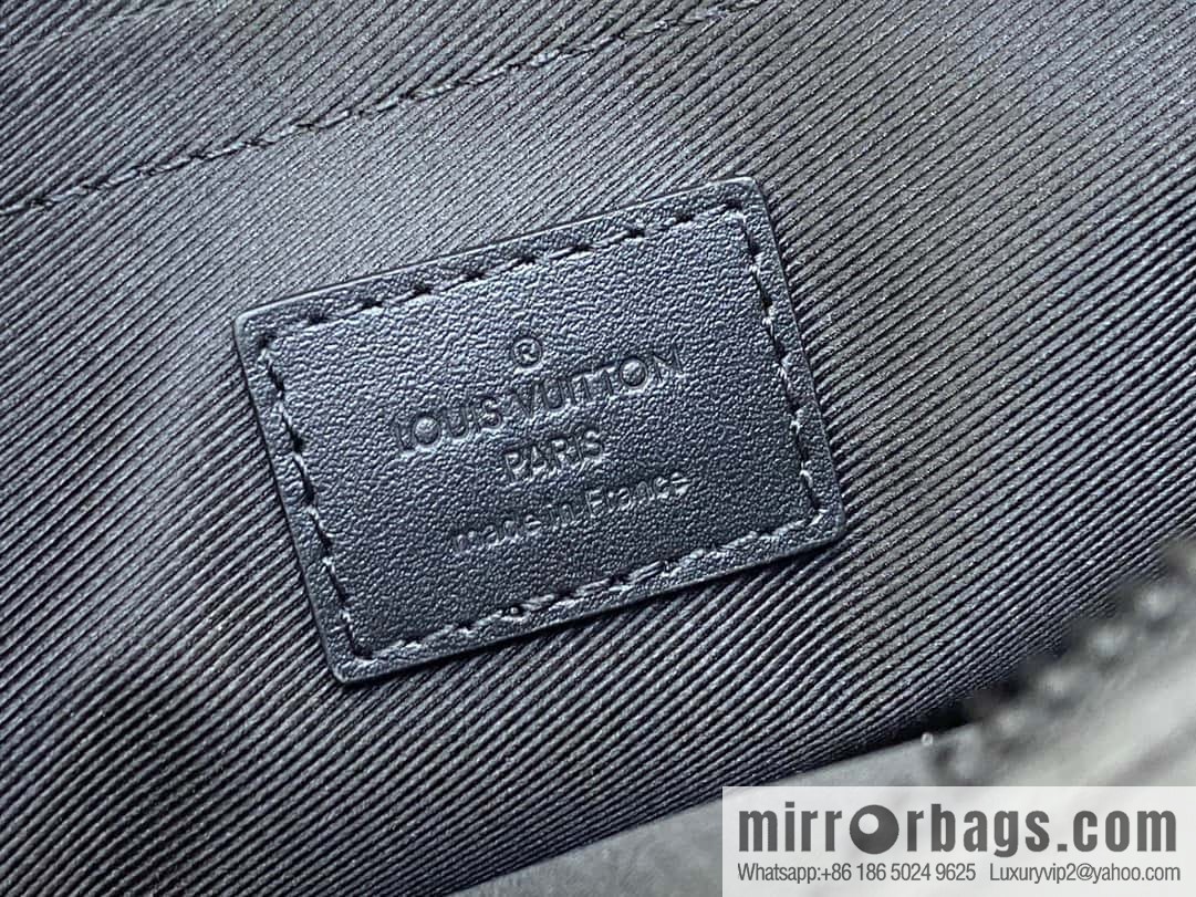 [Premium‑quality] M23742 46795 full leather black men's bag messenger bag series Steamer messenger bag